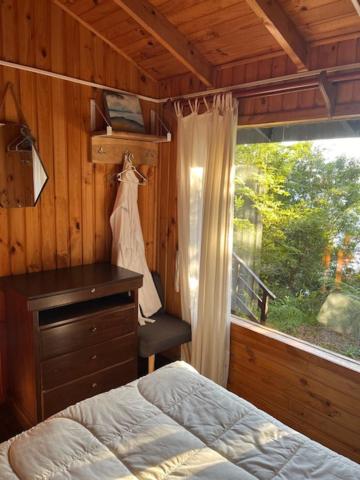 2 Cabañas y Quincho con Orilla a Lago Privado, Ensenada Camino Cascadas