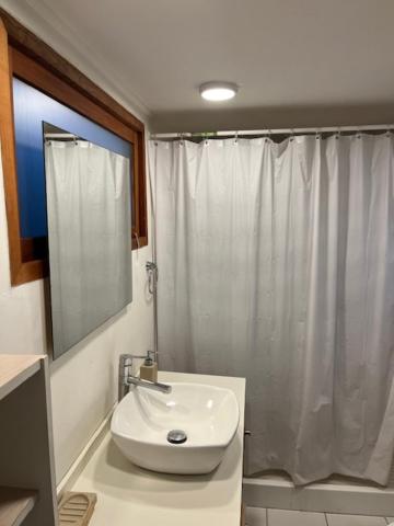 2 Cabañas y Quincho con Orilla a Lago Privado, Ensenada Camino Cascadas