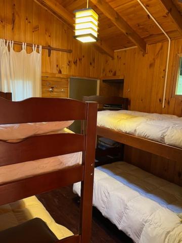 2 Cabañas y Quincho con Orilla a Lago Privado, Ensenada Camino Cascadas