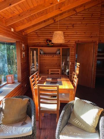 2 Cabañas y Quincho con Orilla a Lago Privado, Ensenada Camino Cascadas