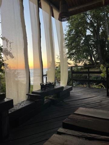 2 Cabañas y Quincho con Orilla a Lago Privado, Ensenada Camino Cascadas