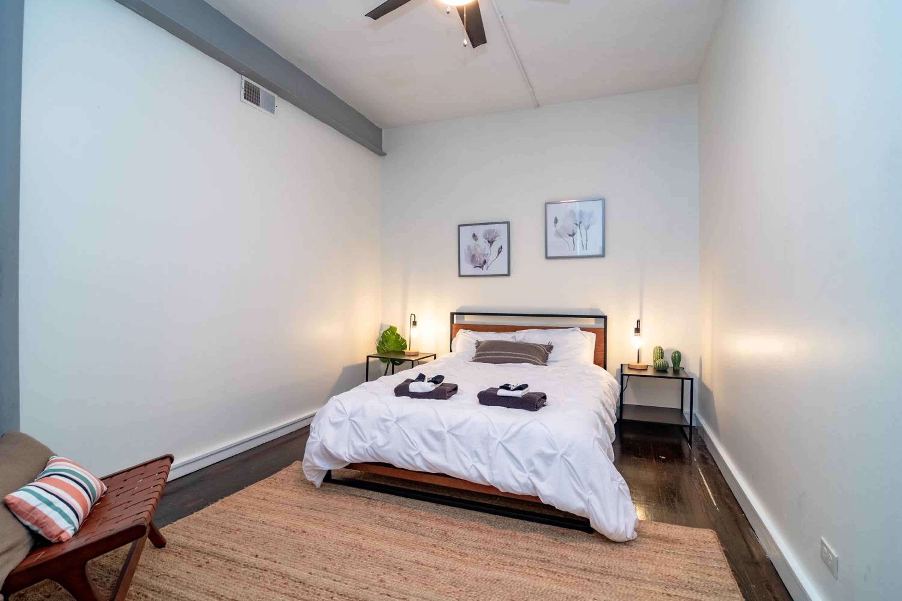 Bright South Loop 3BR Escape with PingPong Table and Optional Parking Minutes to Art Institute, Grant Park & McCormick Place Events photo 3