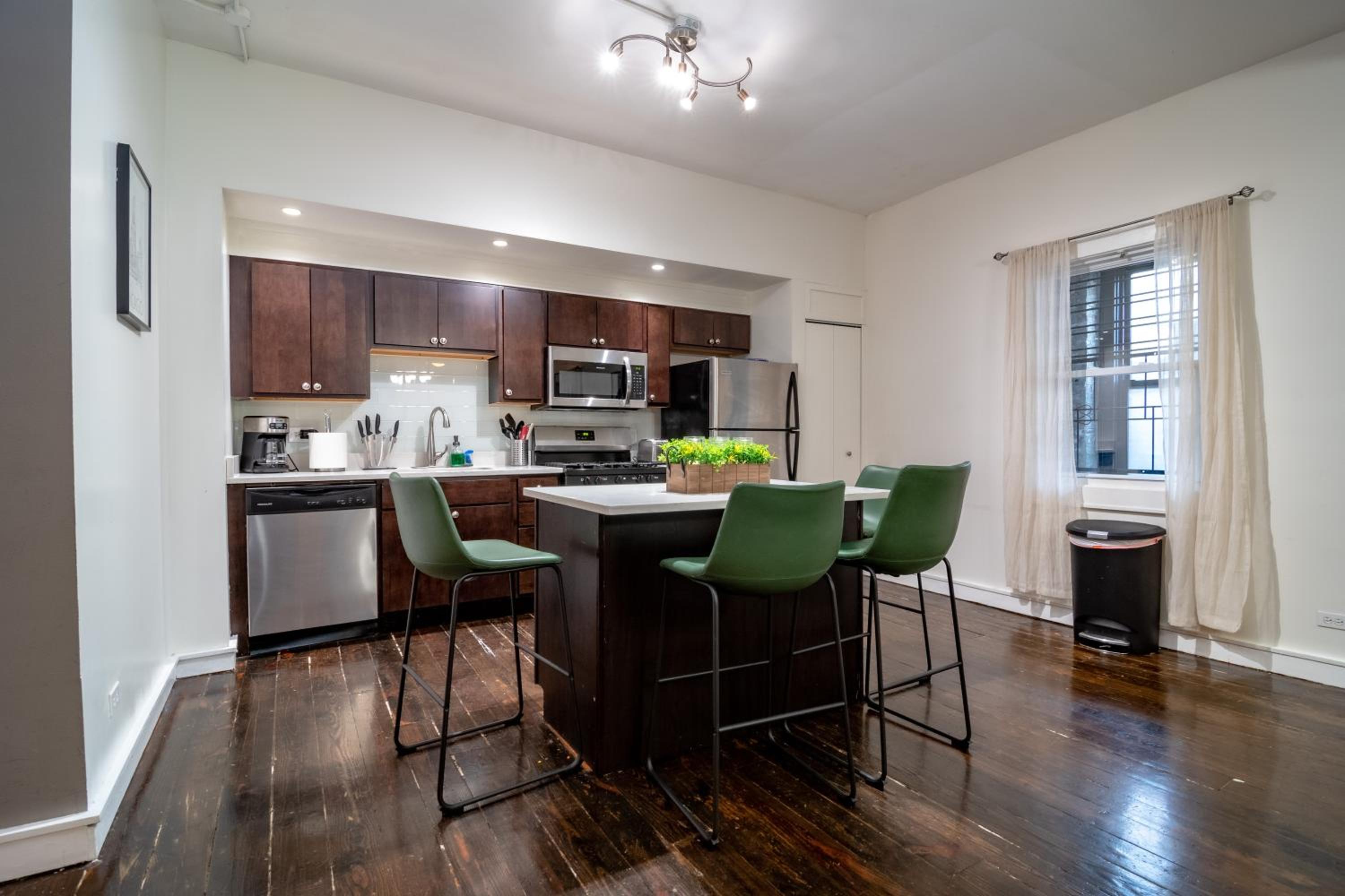 Bright South Loop 3BR Escape with PingPong Table and Optional Parking Minutes to Art Institute, Grant Park & McCormick Place Events photo 5