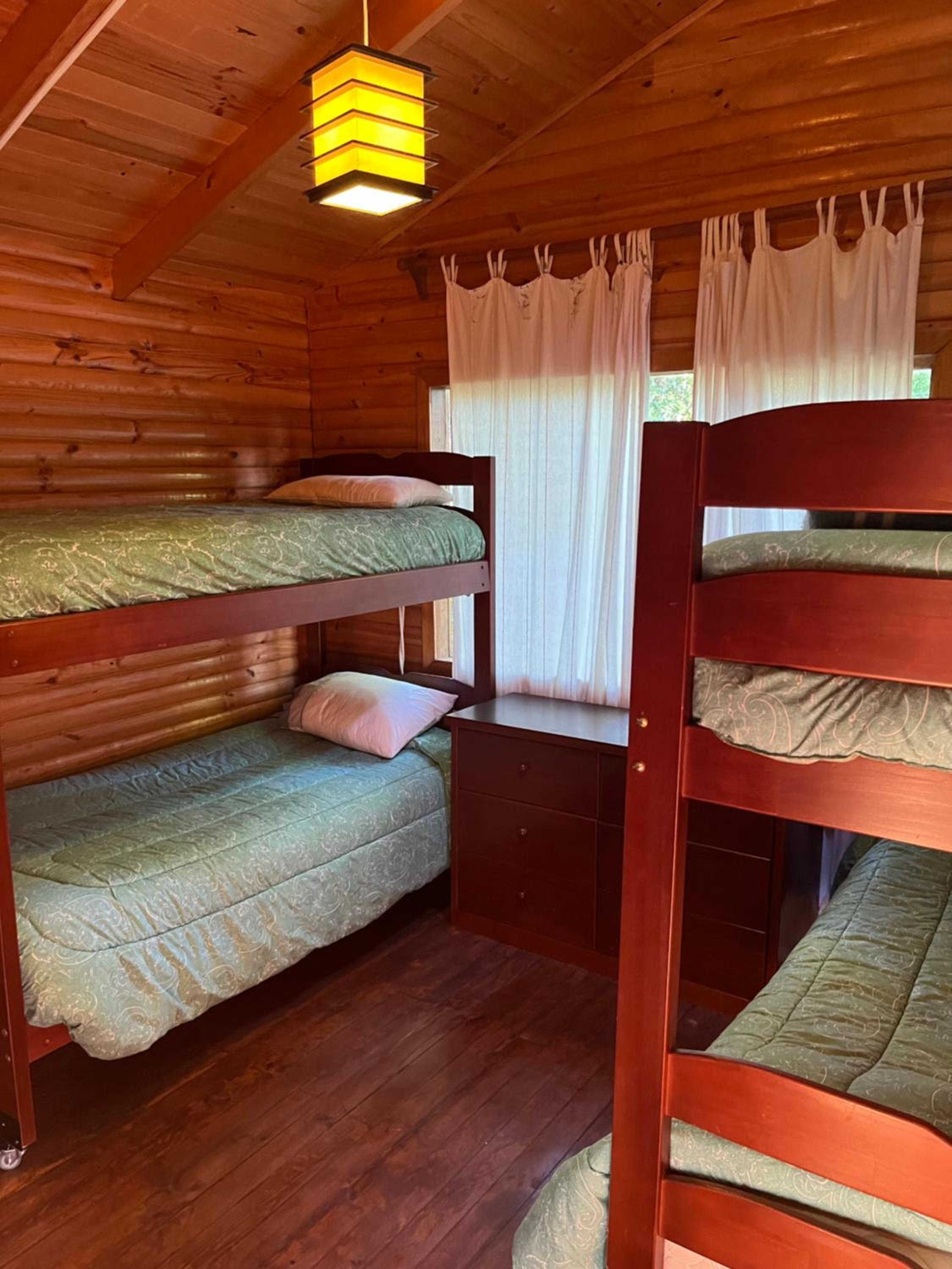 2 Cabañas y Quincho con Orilla a Lago Privado, Ensenada Camino Cascadas