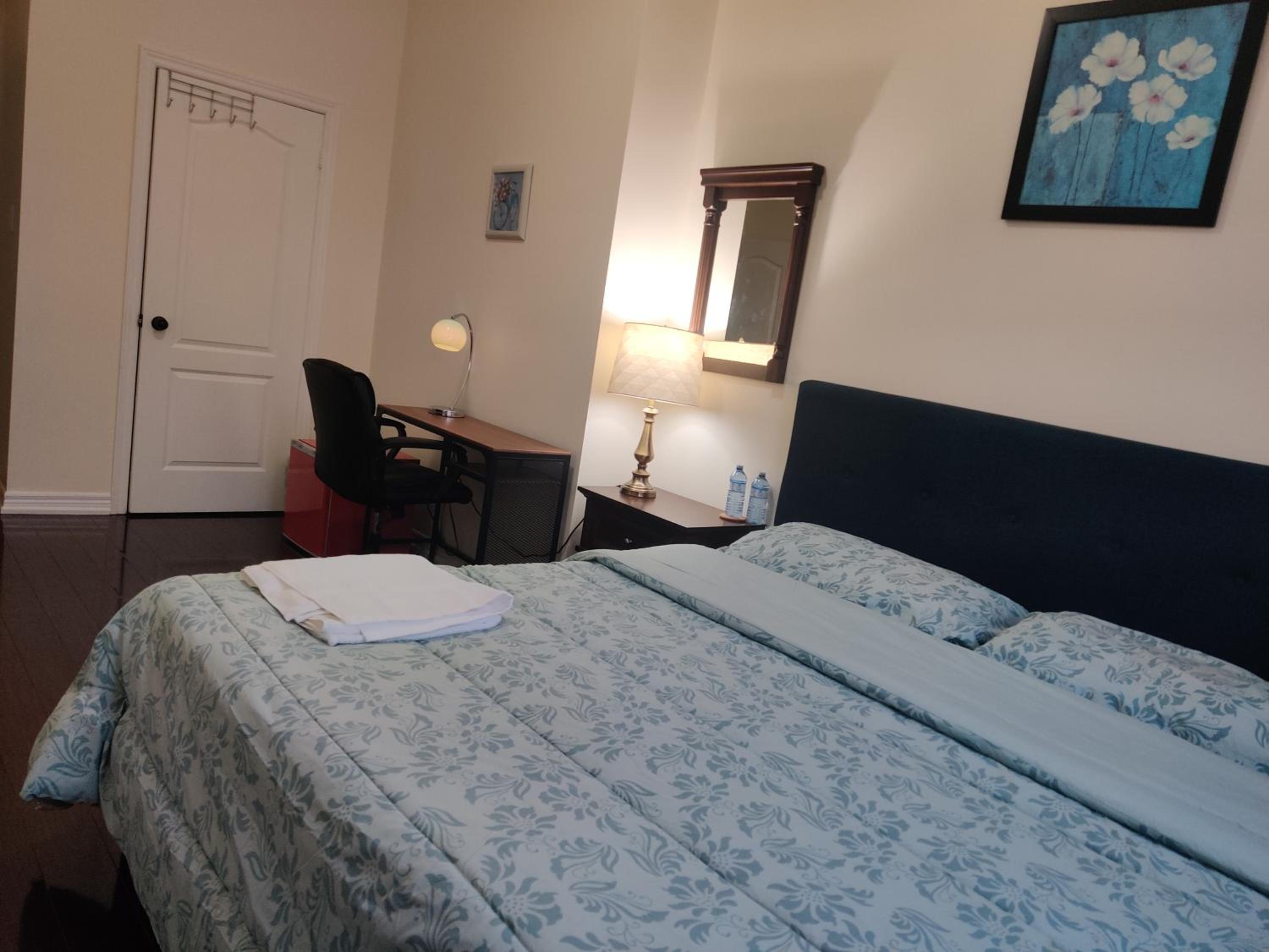 Super Huge Comfortable King Bedroom near Toronto Pearson Airport