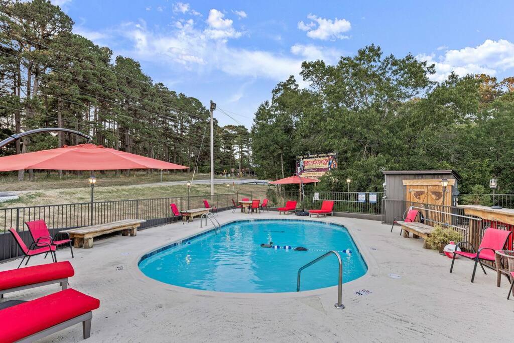 Stonegate Lodge King Bed, WIFI, 50in Roku TV, Salt Water Pool Room #107 view 2