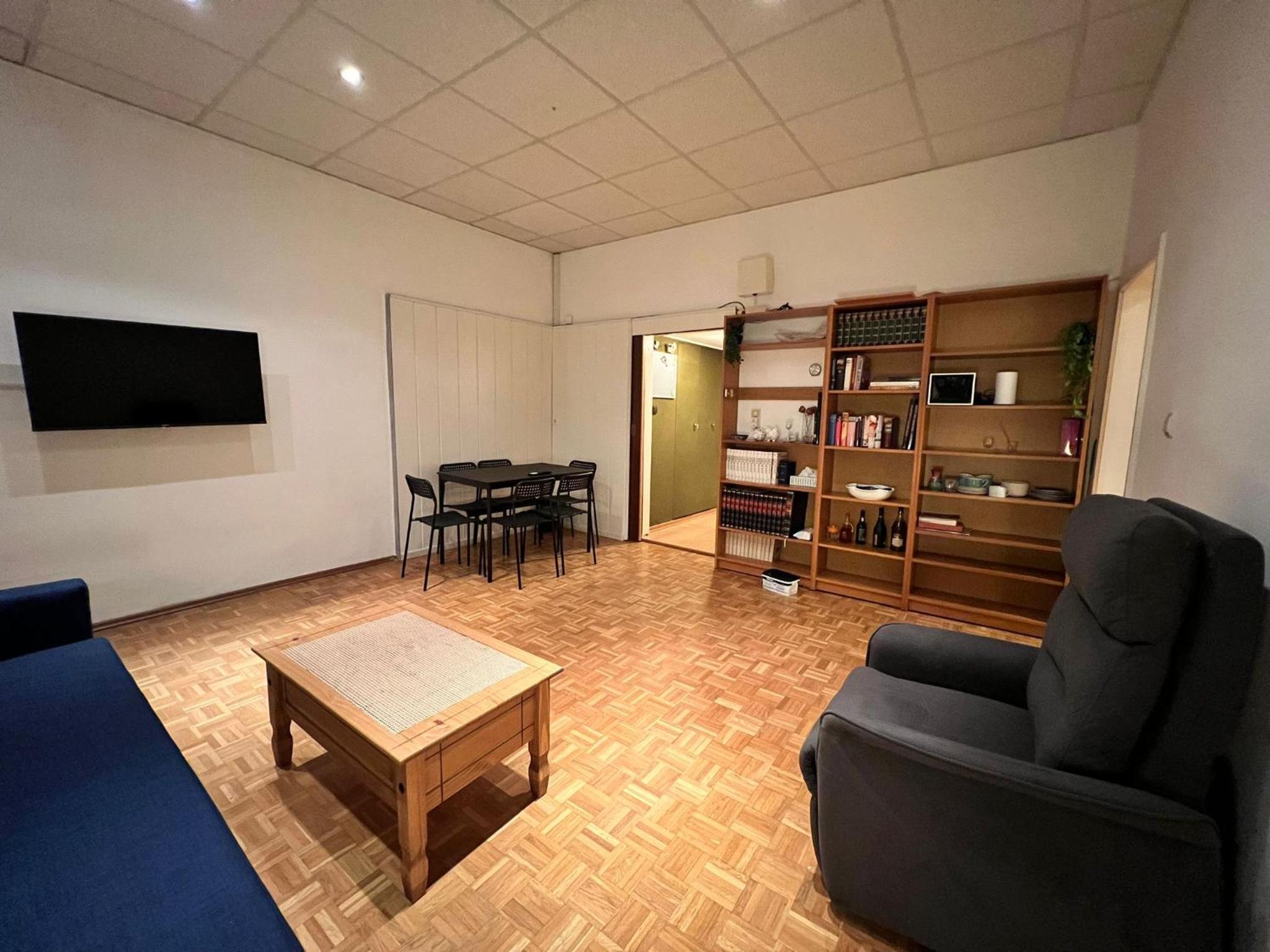 Vienna's Finest Spacious 2BR & 1LR Apartment