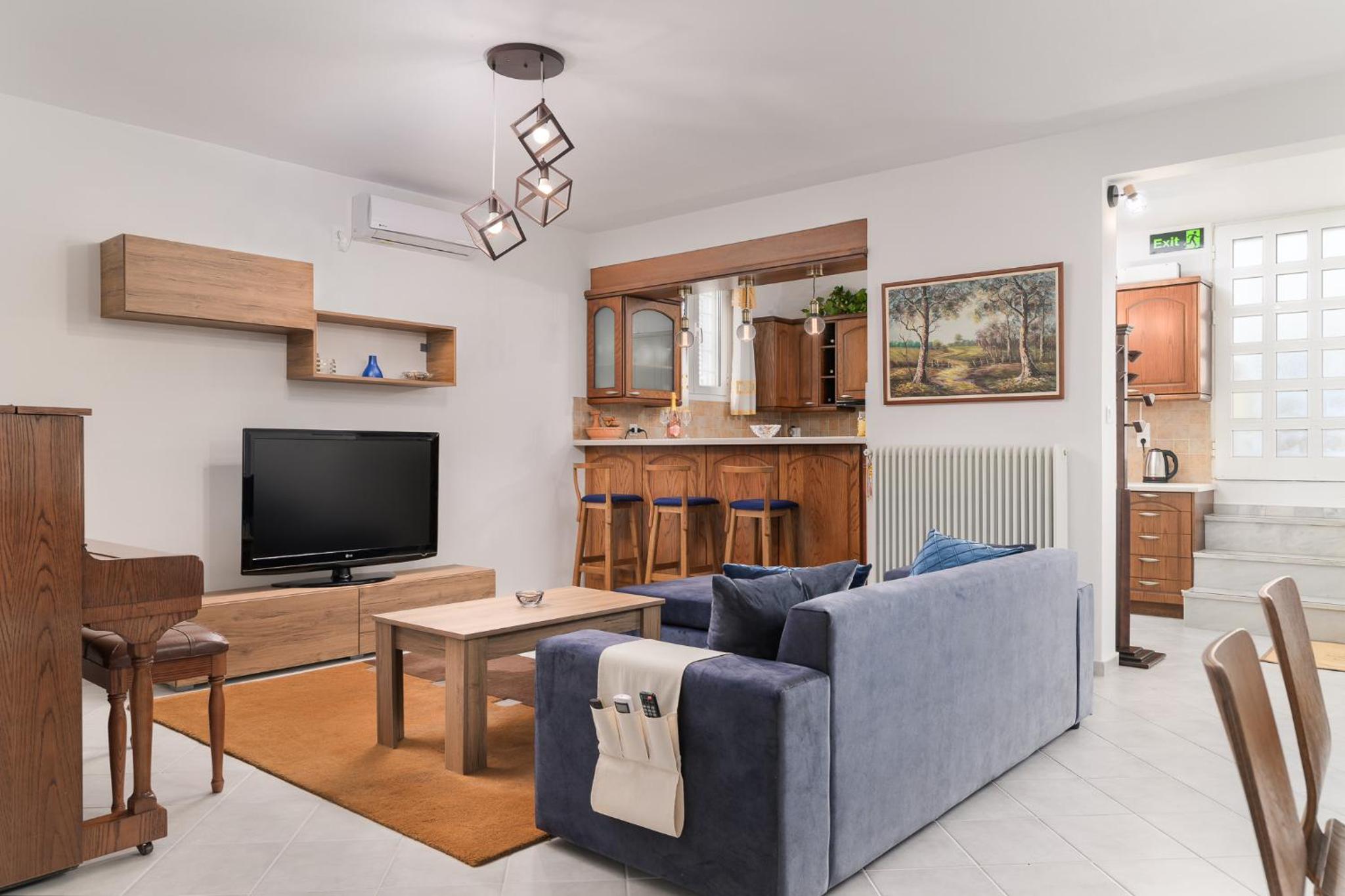 Domelia's Luxury Apartments near Airport & beach view 3