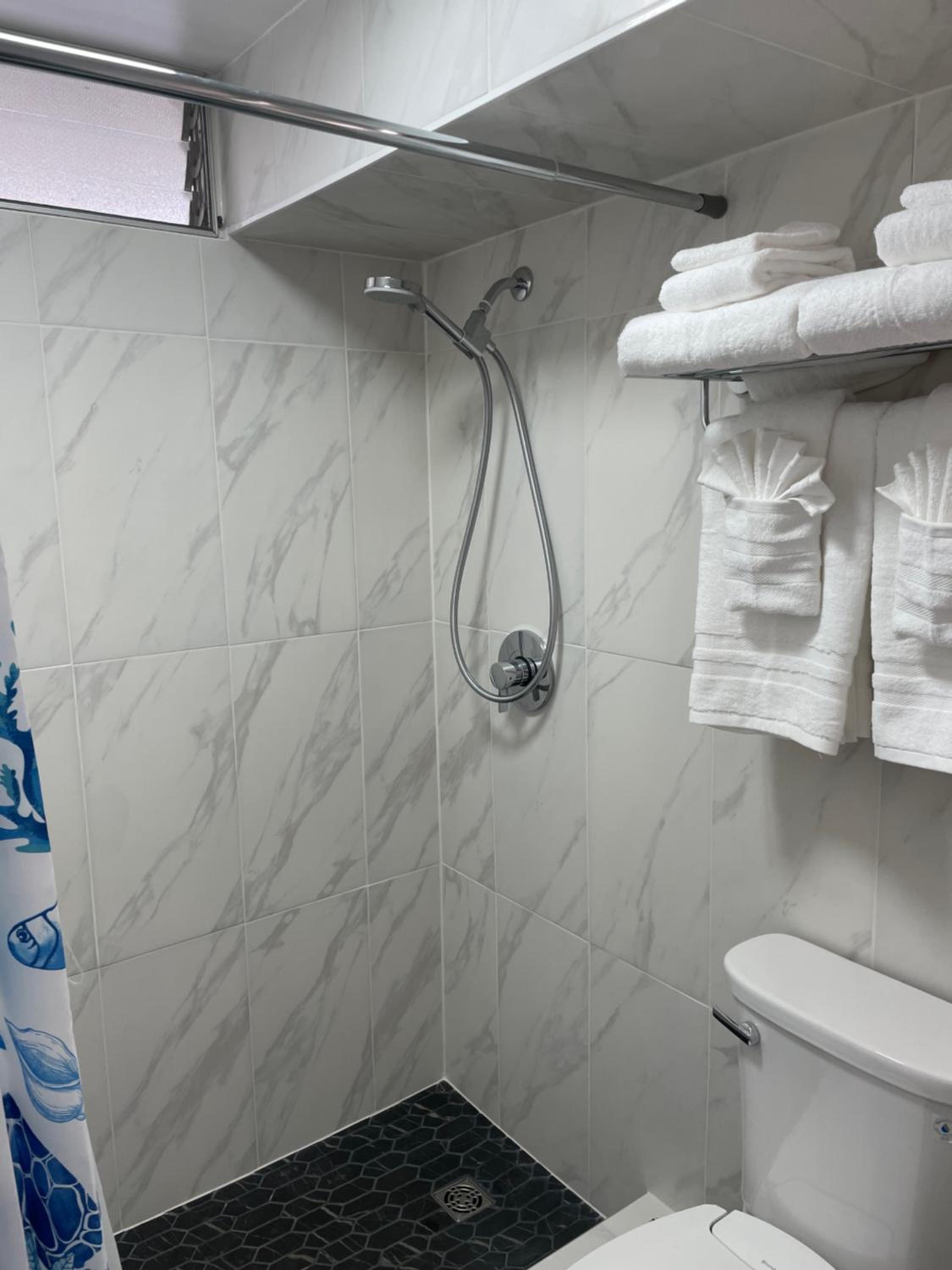 Contemporary Ocean View Suite - Heart of Waikiki!: bathroom photo
