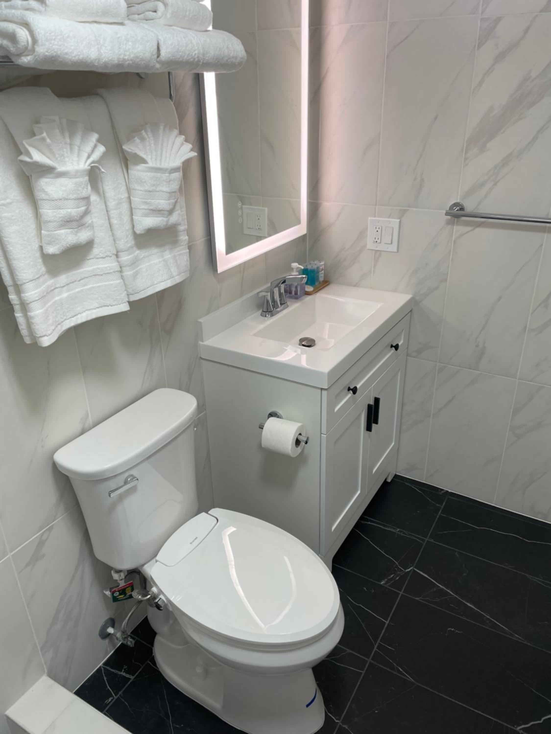 Contemporary Ocean View Suite - Heart of Waikiki!: bathroom photo