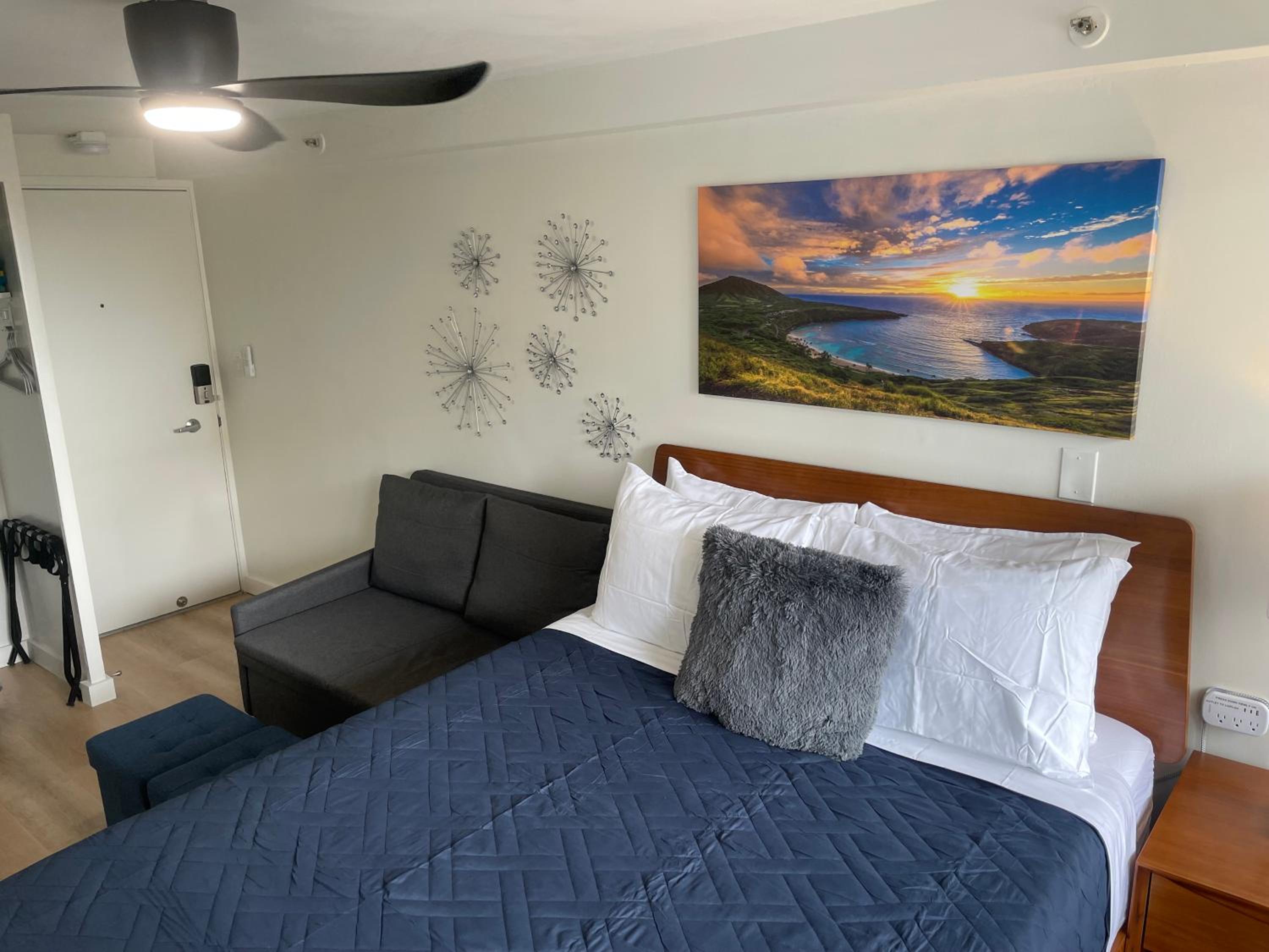 Contemporary Ocean View Suite - Heart of Waikiki!: hotel room photo