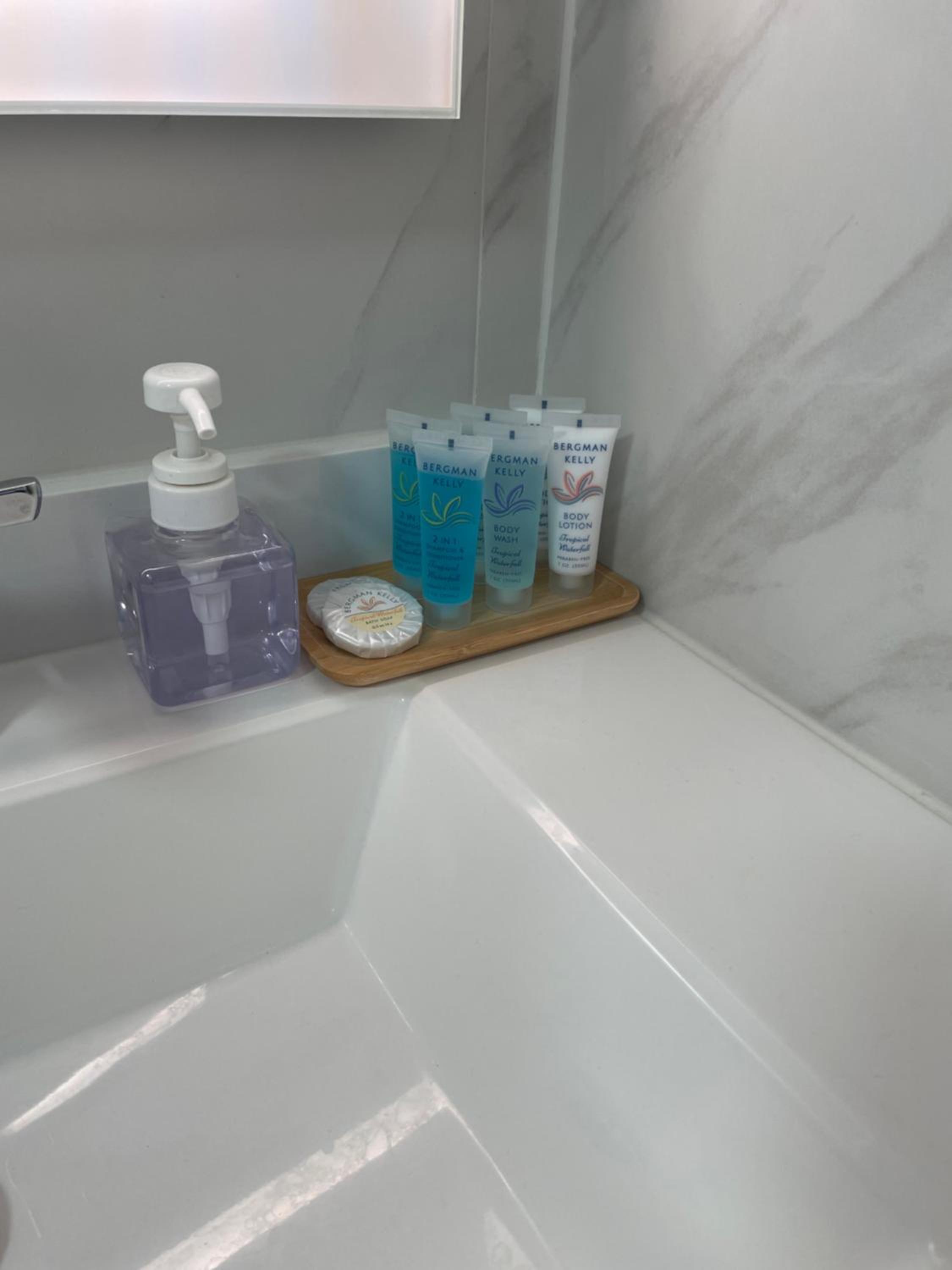 Contemporary Ocean View Suite - Heart of Waikiki!: bathroom photo
