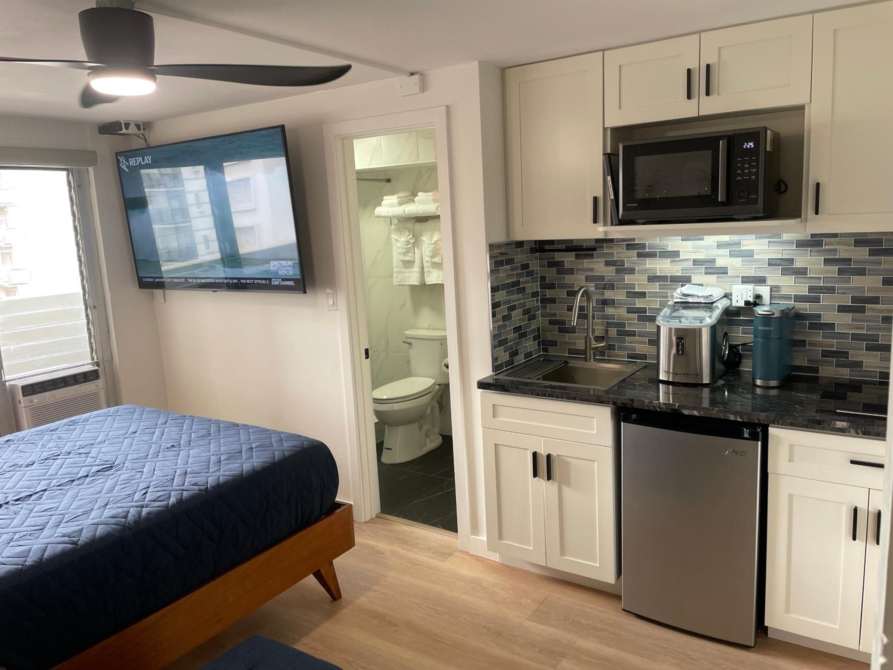 Contemporary Ocean View Suite - Heart of Waikiki!: hotel room photo