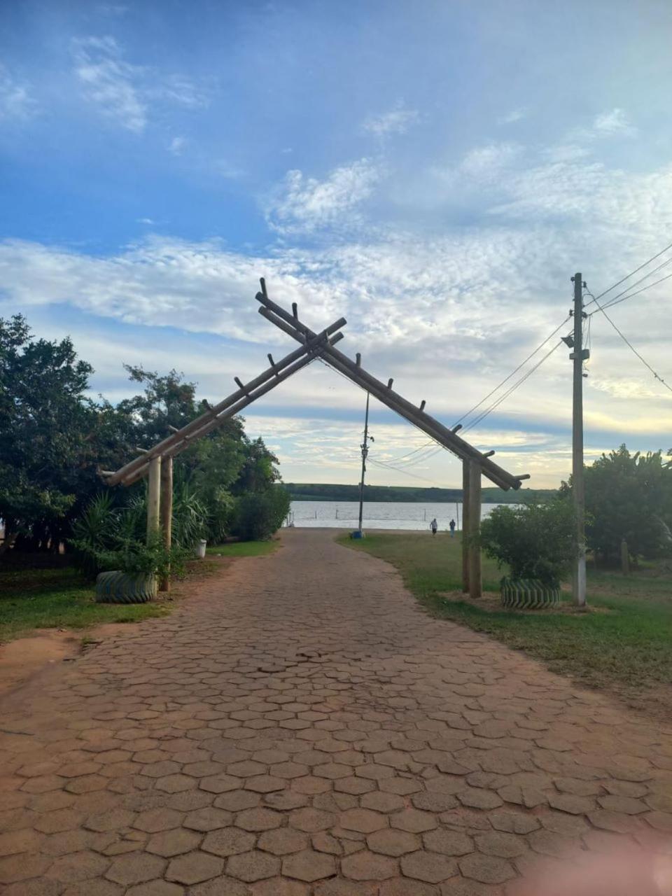 Lindo Rancho no Condomínio Village Tietê a uma quadra do tablado para pesca !!!