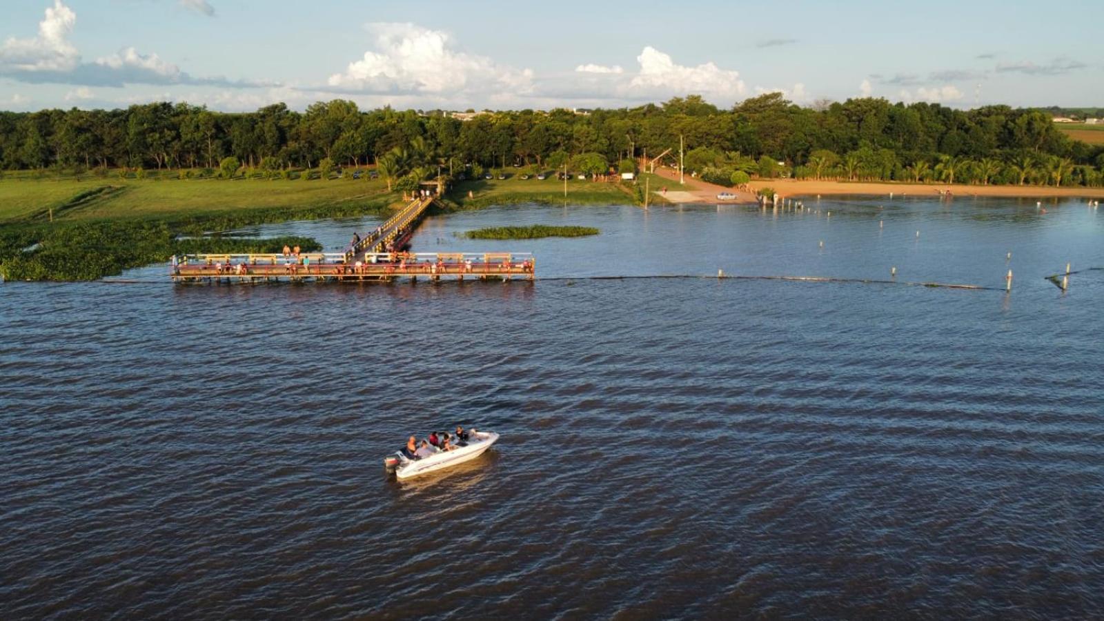 Lindo Rancho no Condomínio Village Tietê a uma quadra do tablado para pesca !!!