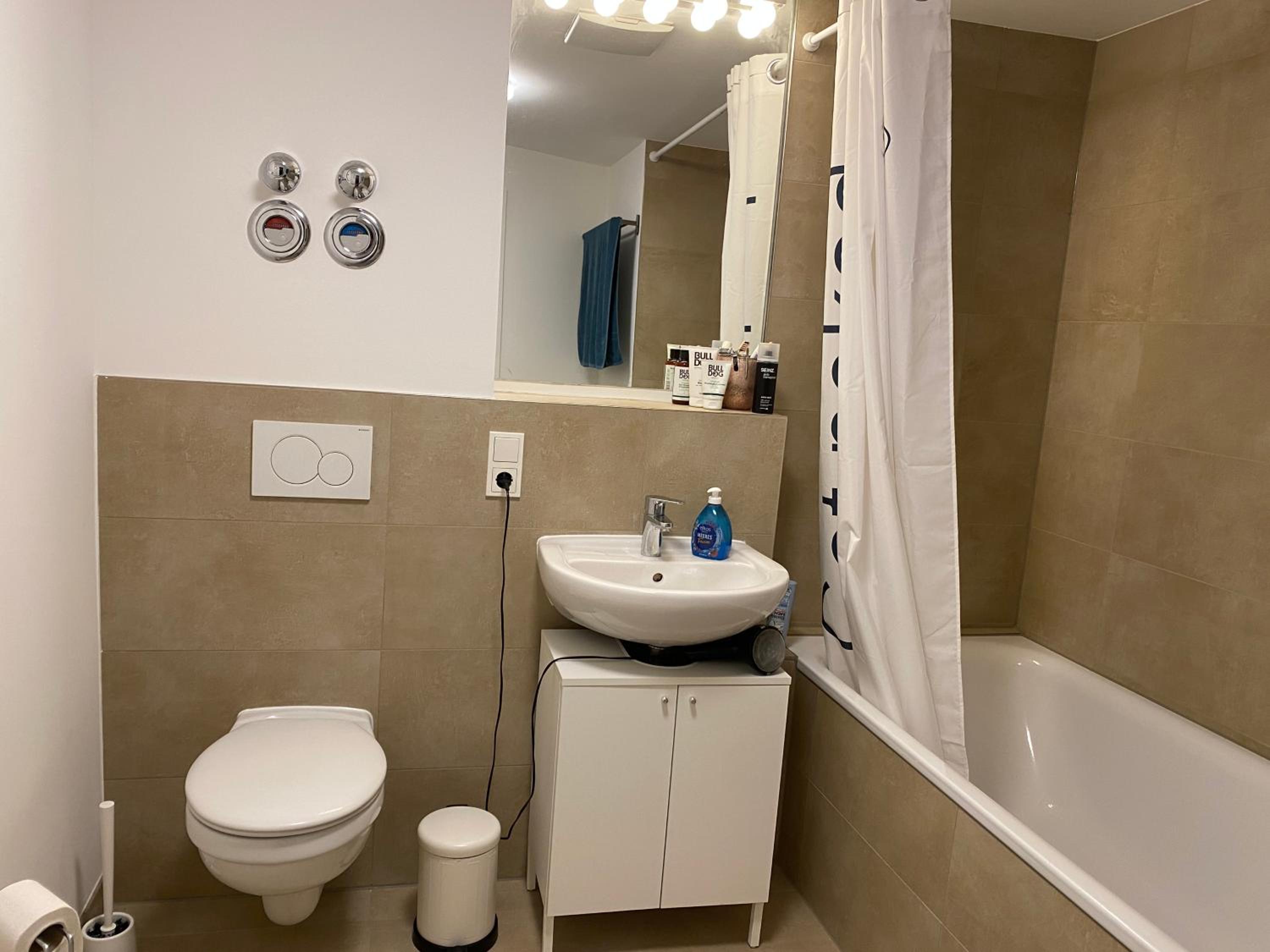 Shared apartment in former hotel, near train station, fully equipped kitchen with washer-dryer