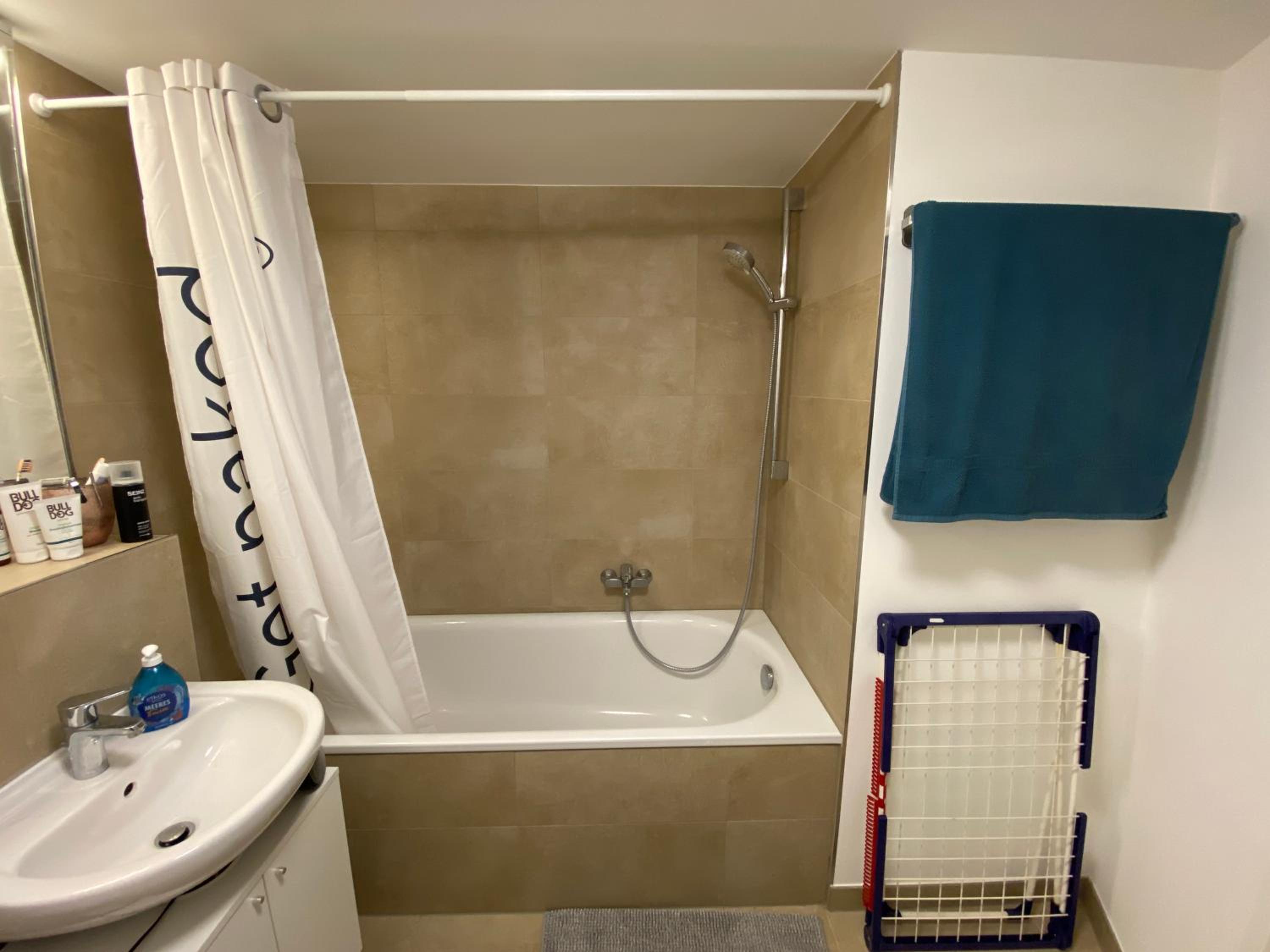 Shared apartment in former hotel, near train station, fully equipped kitchen with washer-dryer