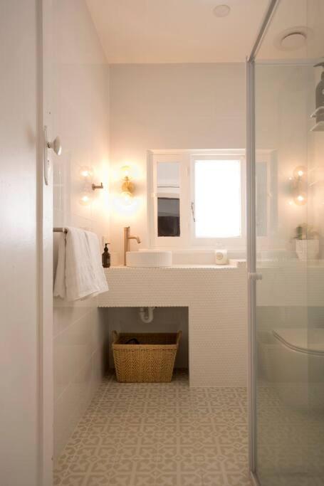 Richmond Delights - 4 Bedrooms and a Big Backyard