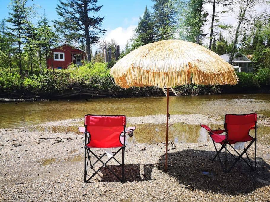 Refuge Rustic bordé par rivière et la nature