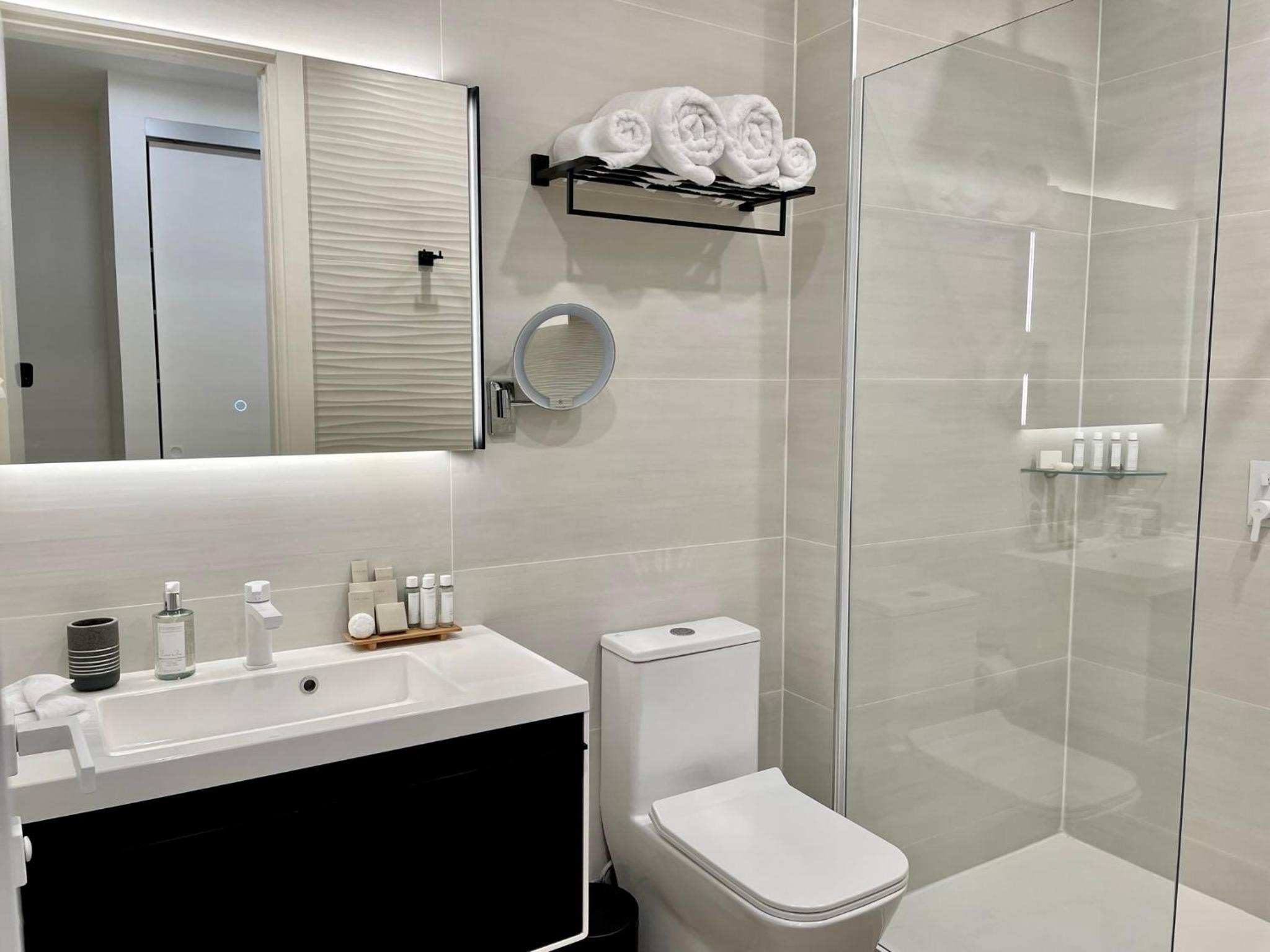 Gorgeous 2 bedroom, 17th floor, with breathtaking view, Fourteen at Mullet Bay view 5