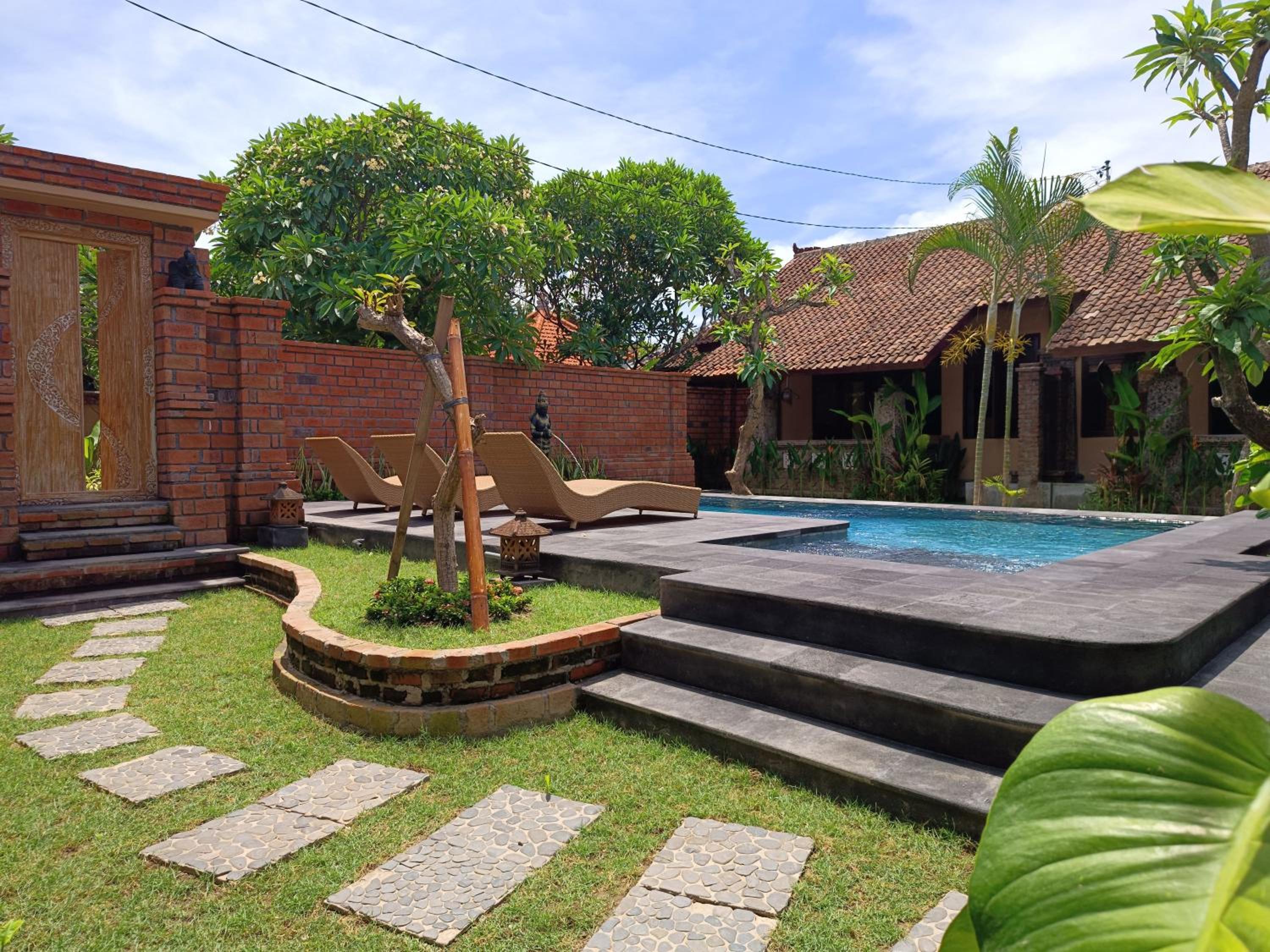 Mahe Garden Kuta Villas