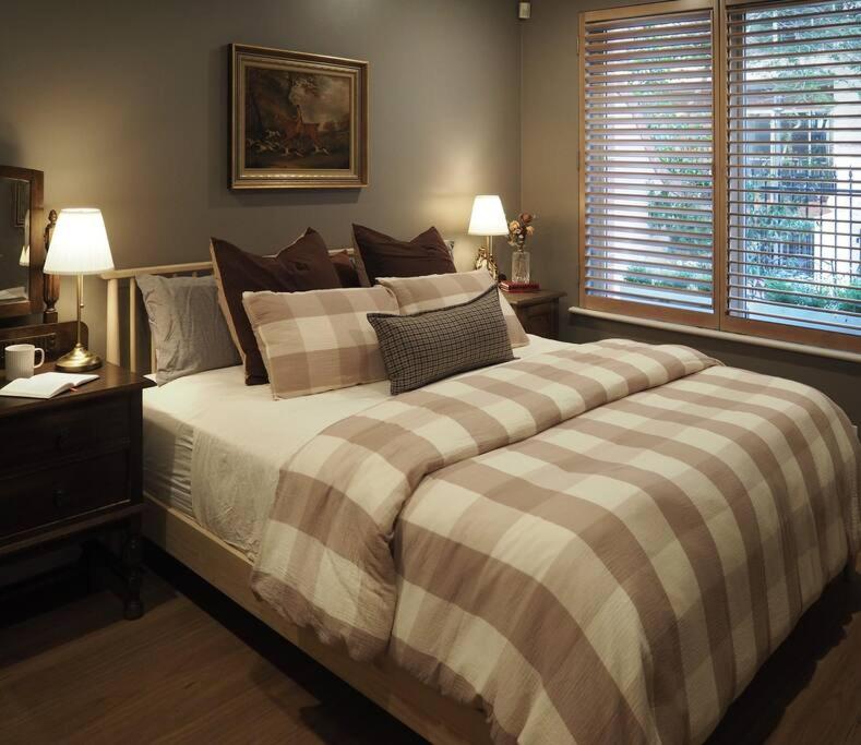 Charlie on Charlick - Fully Renovated 1BR Apt