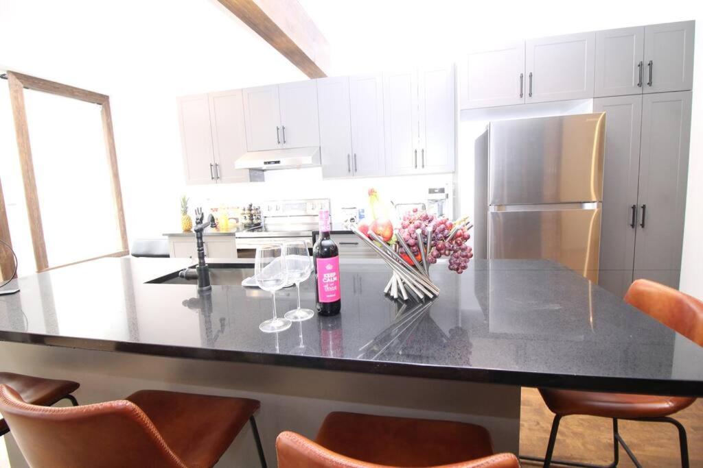 Charm & Luxury Vacation Headquarters to Downtown!