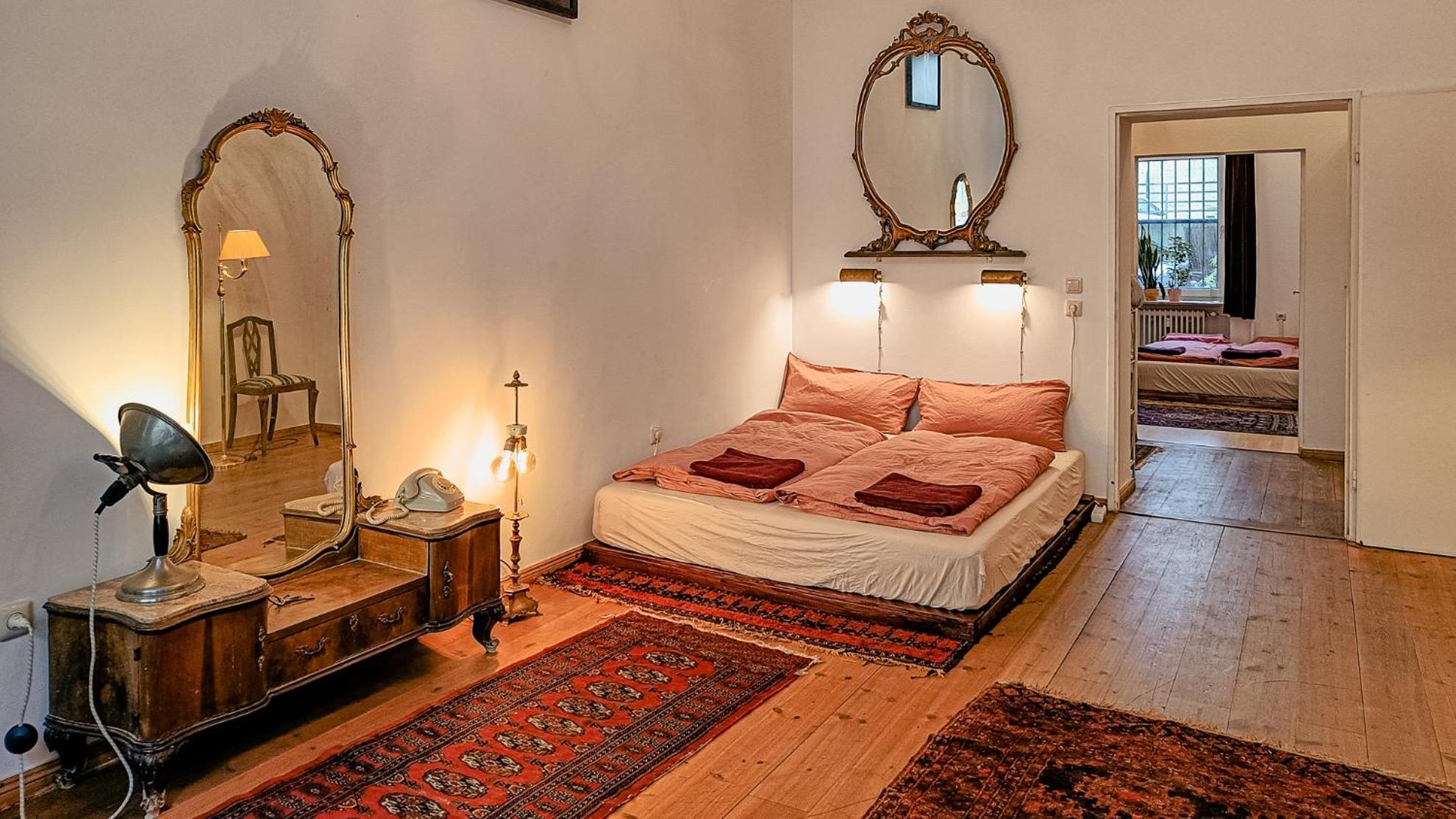 Huge-Elegant-Art 5 Beds Flat in Schöneberg