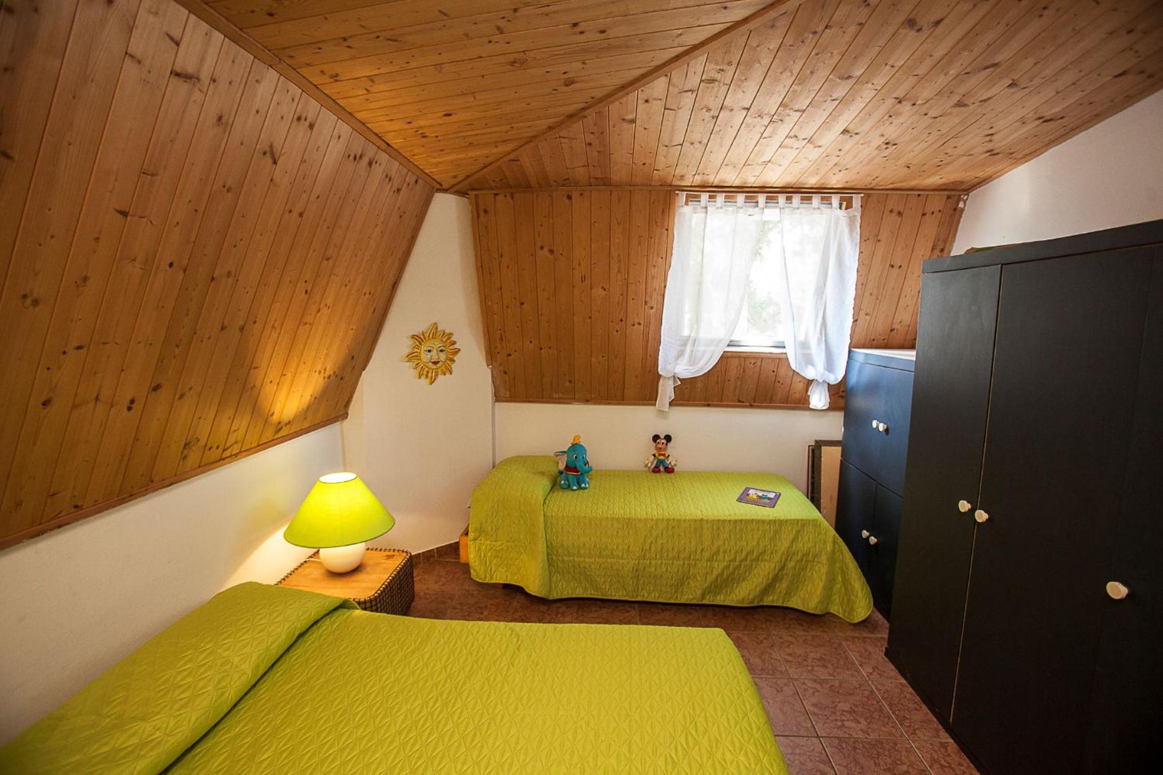 Fantastic three-room penthouse with private garden view 5