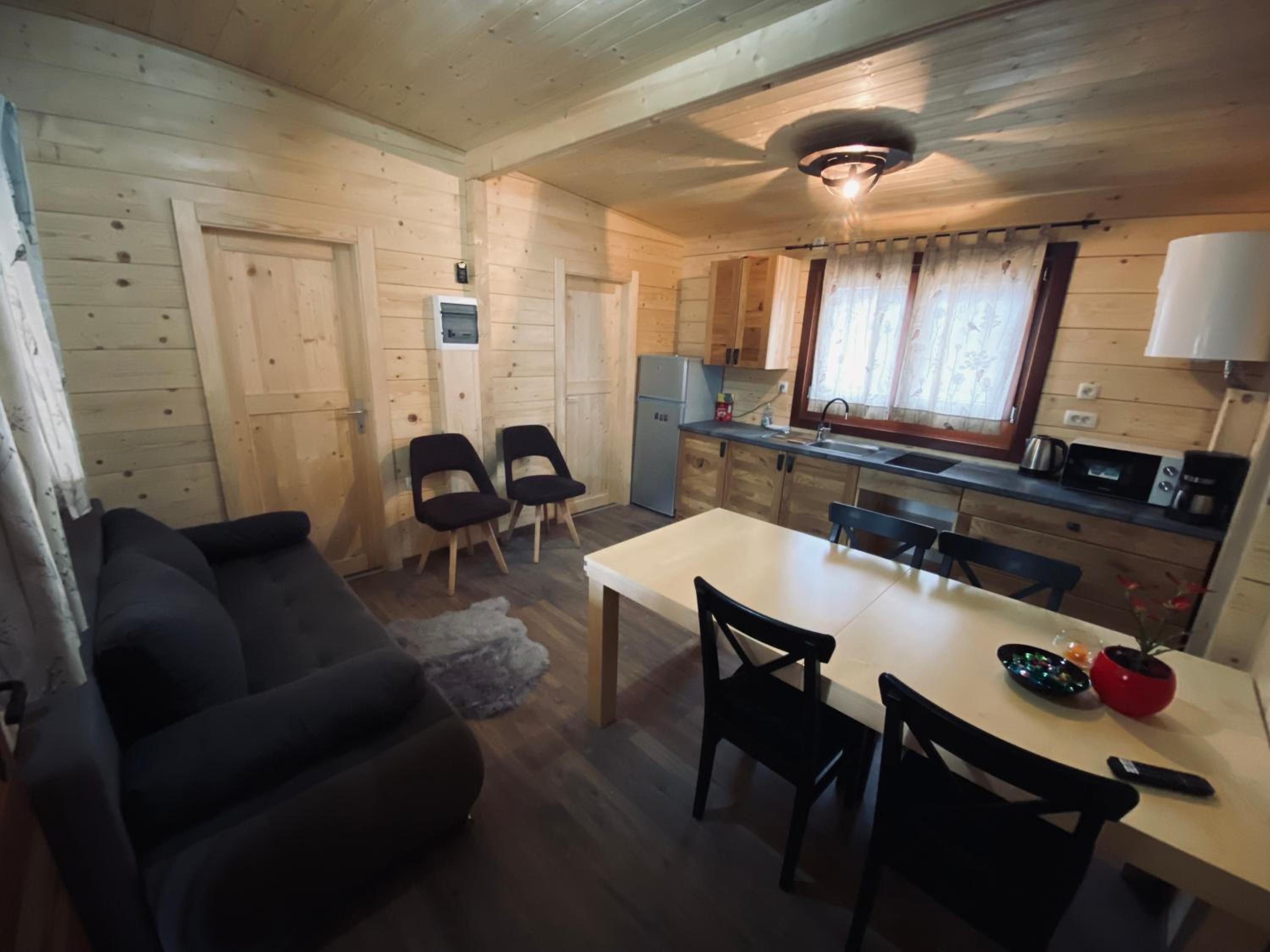 Wooden lodge with jacuzzi view 3