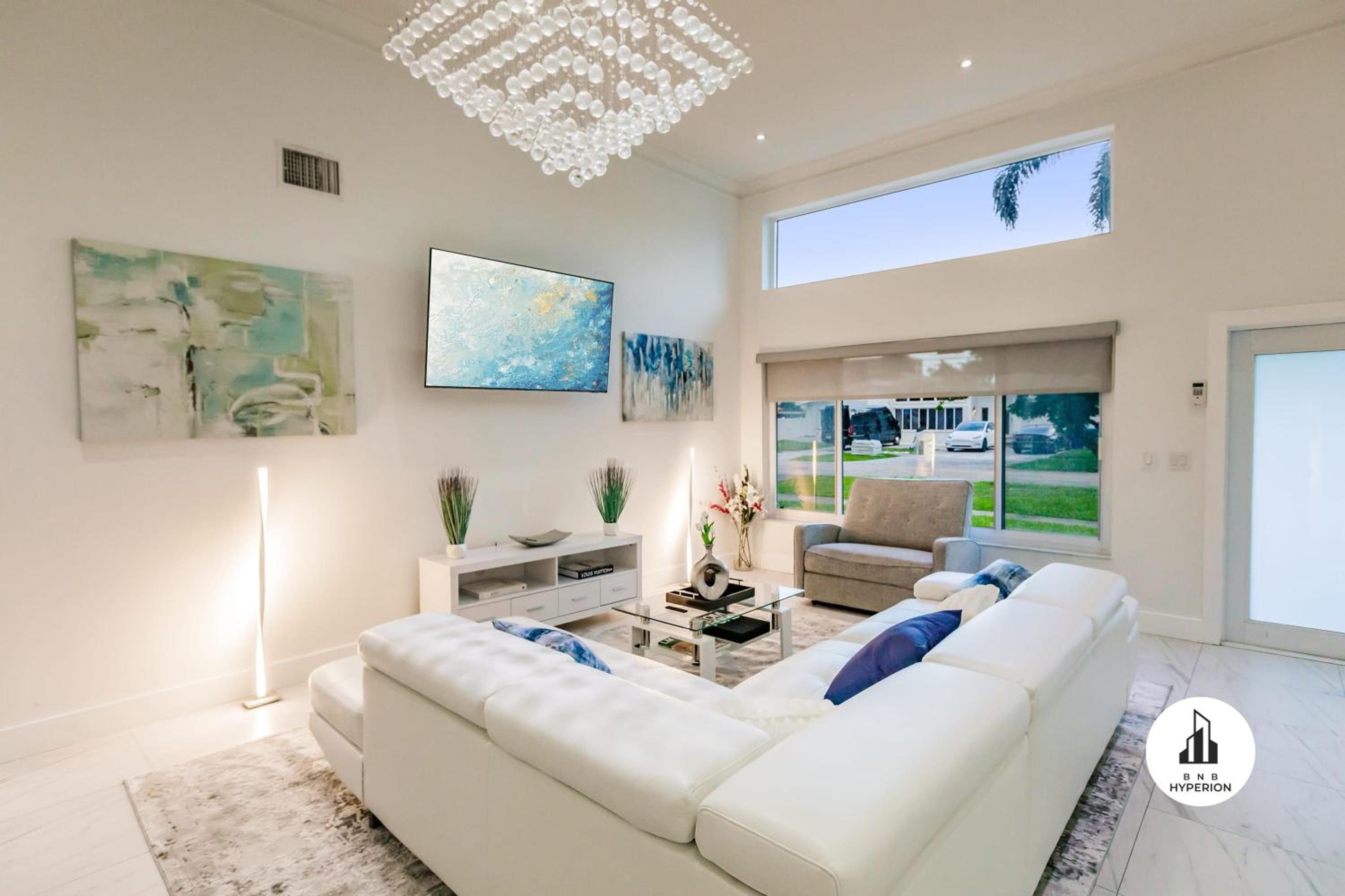 Uhost AI - Luxurious 5B Home w Pool & Lounge