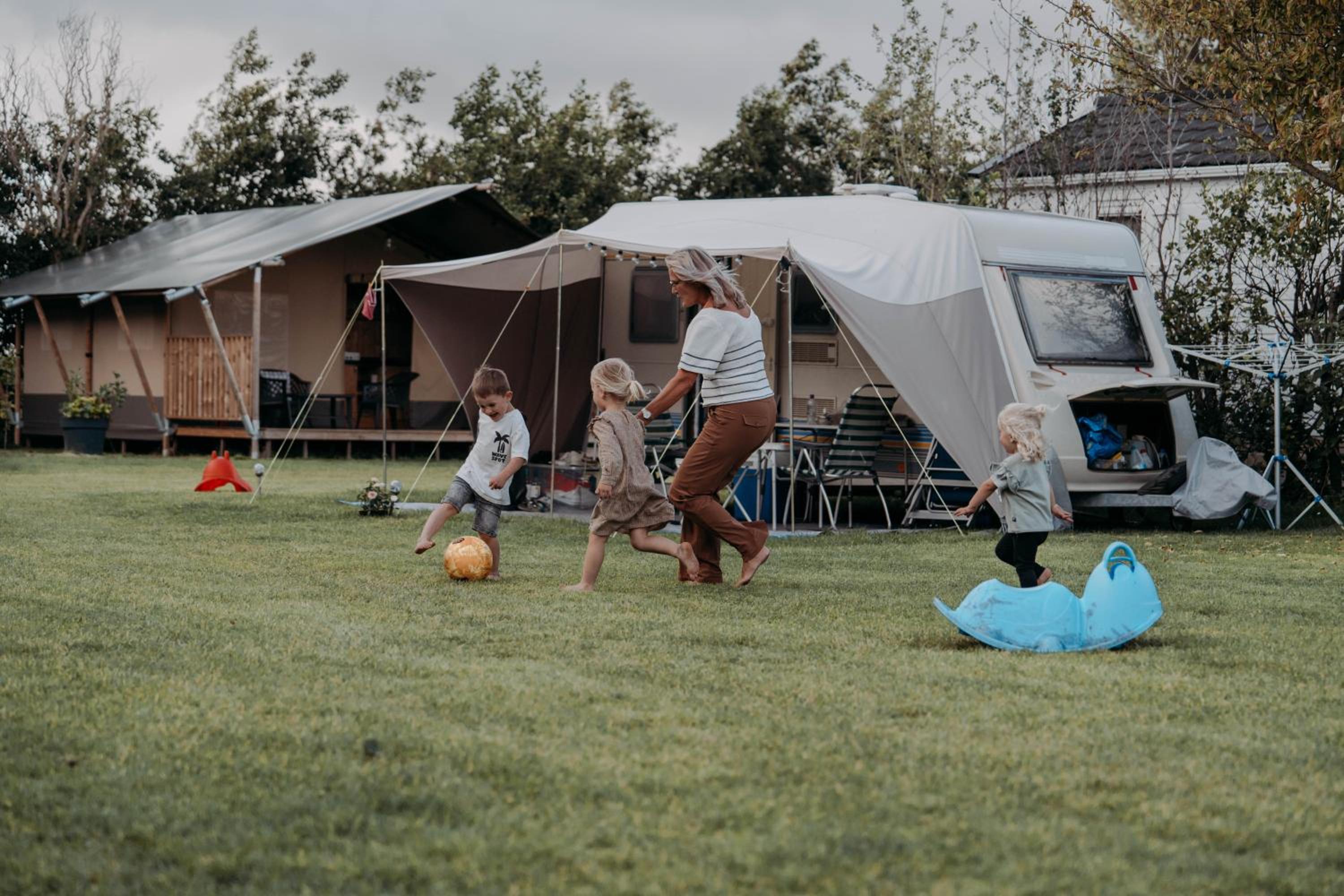 Camping De Tulpenweide lege Kampeerplaats, lege plaats op het gras zonder bed