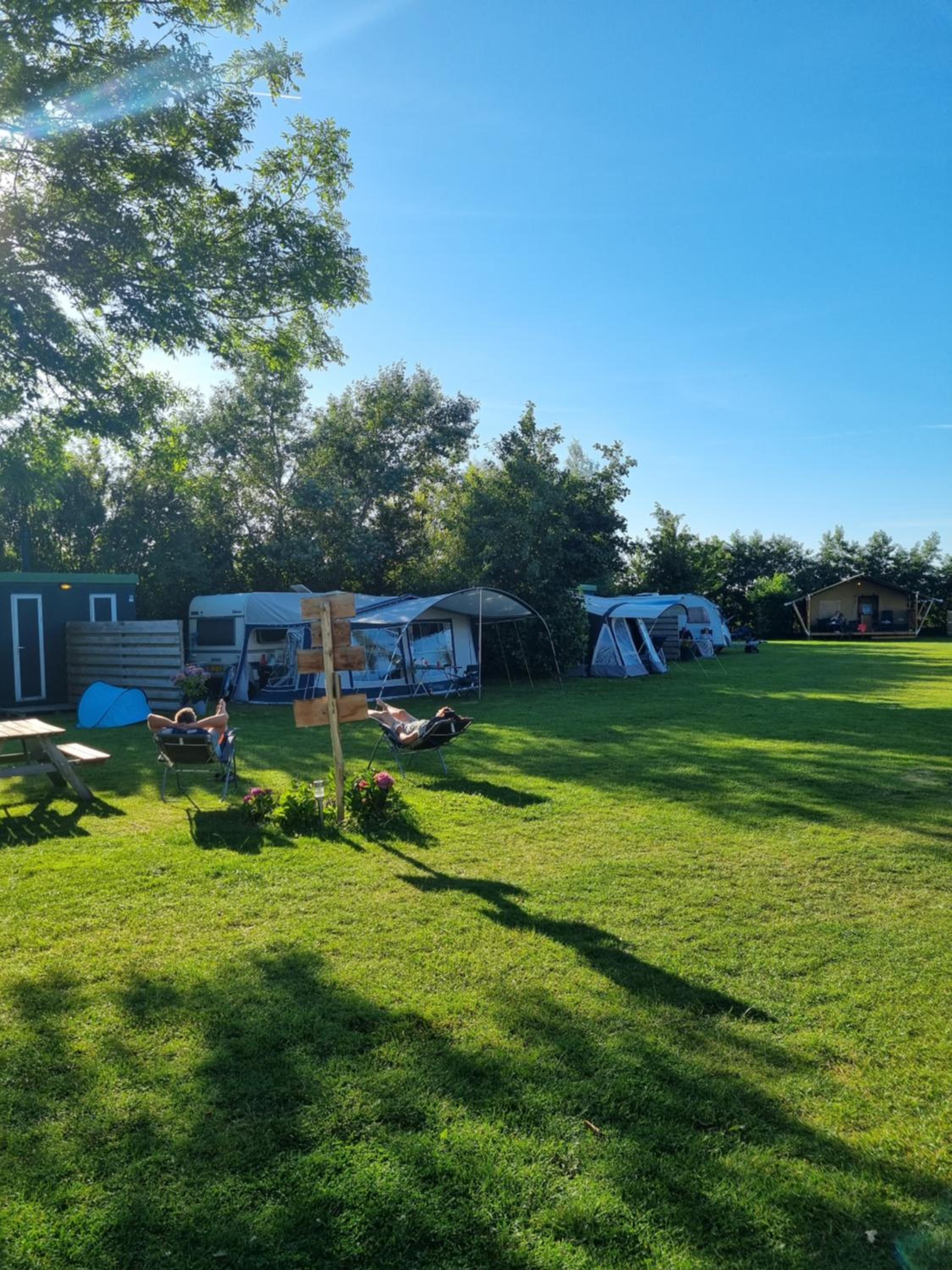 Camping De Tulpenweide lege Kampeerplaats, lege plaats op het gras zonder bed