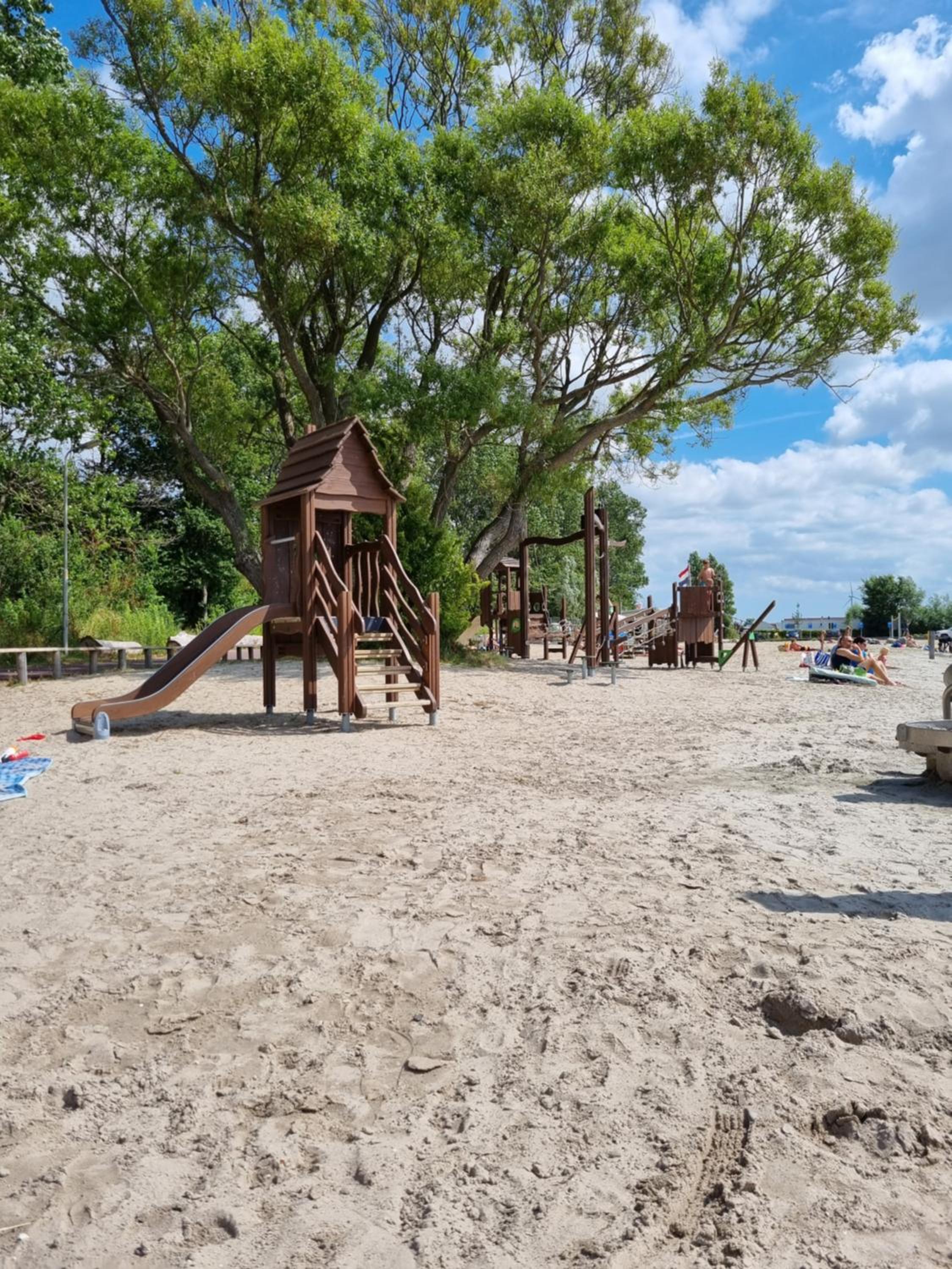 Camping De Tulpenweide lege Kampeerplaats, lege plaats op het gras zonder bed