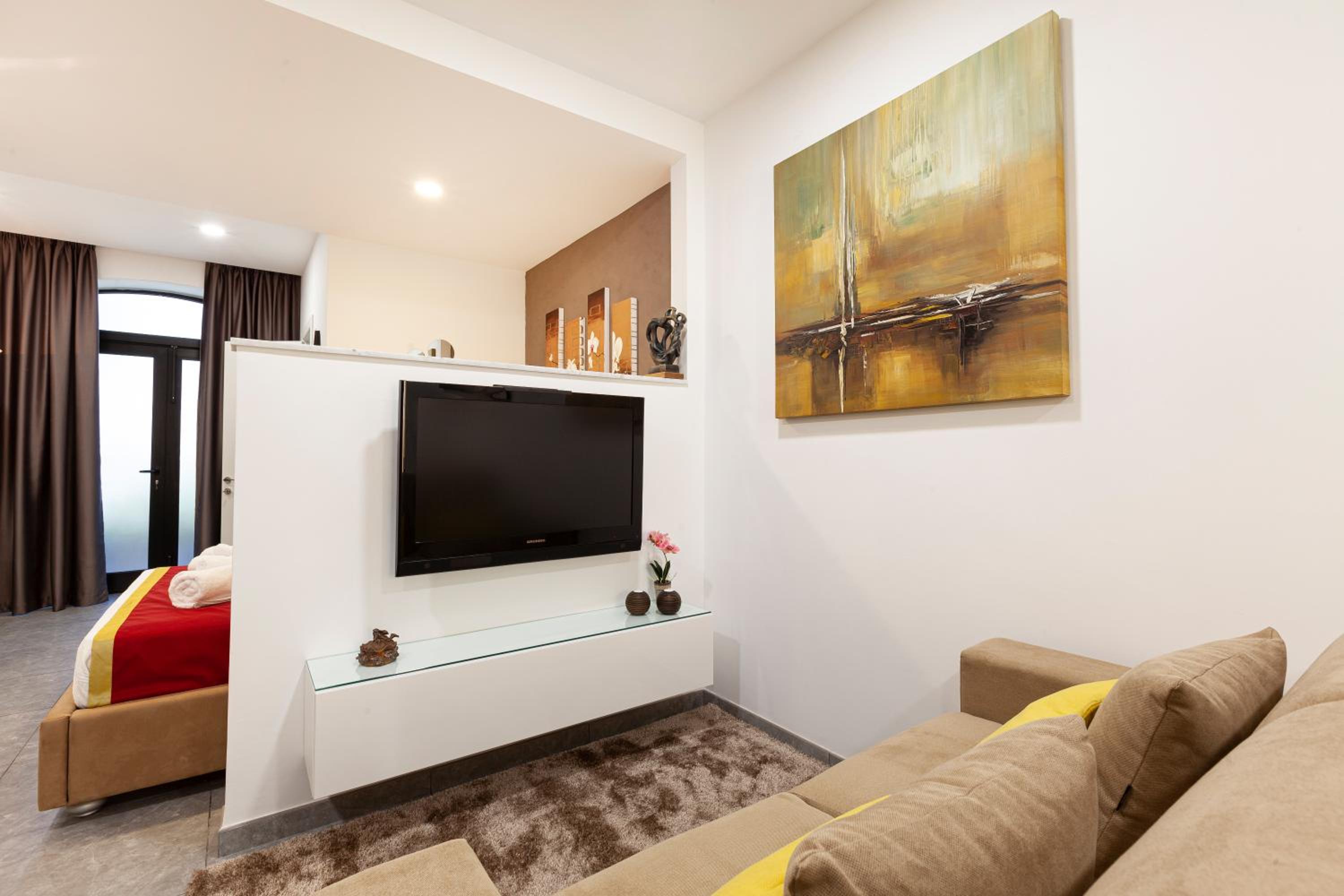 Modern & Lovely Studio - Prime location photo 3