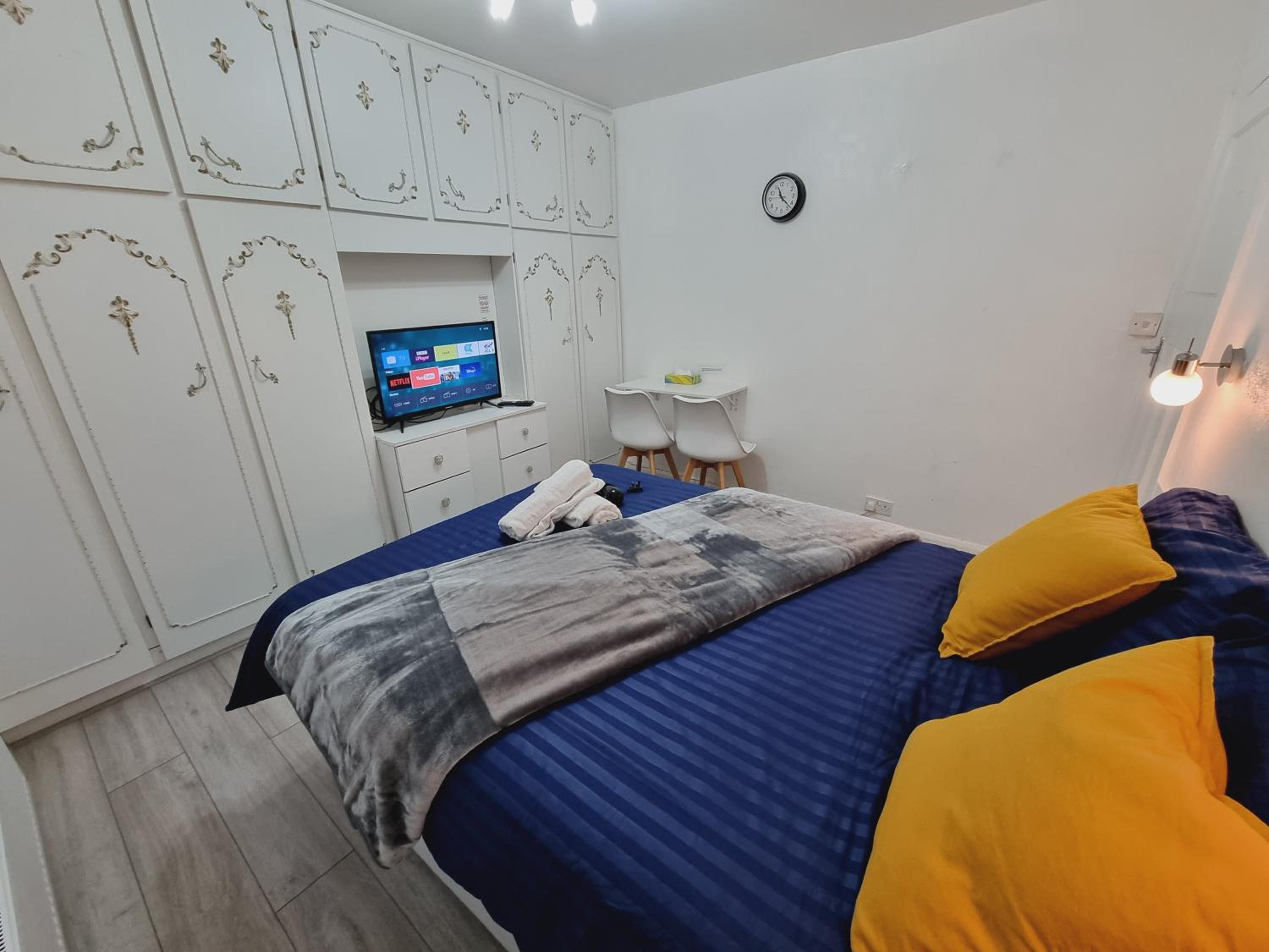 Luxury double bed with Private Bathroom, NETFLIX, work space and WiFi view 5