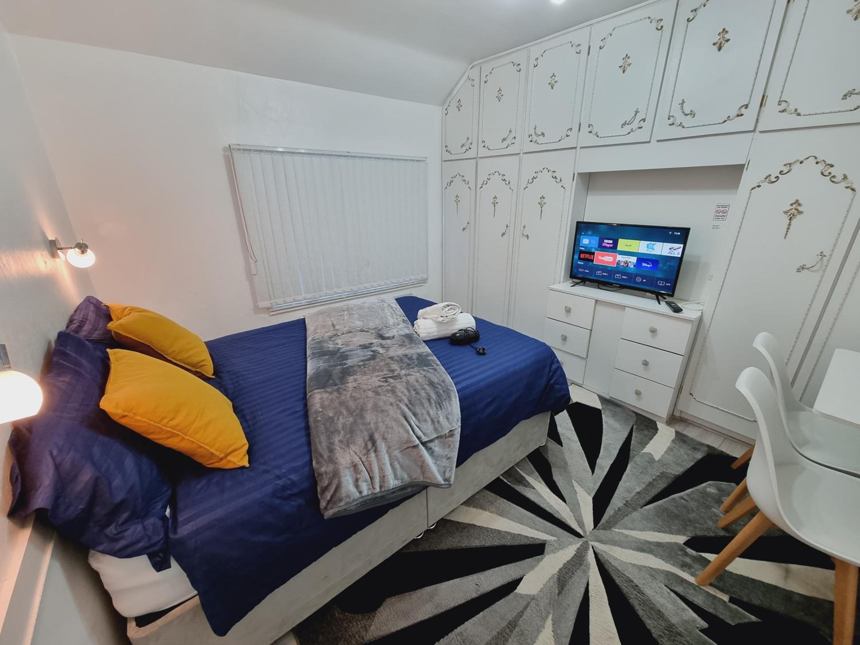 Luxury double bed with Private Bathroom, NETFLIX, work space and WiFi view 2