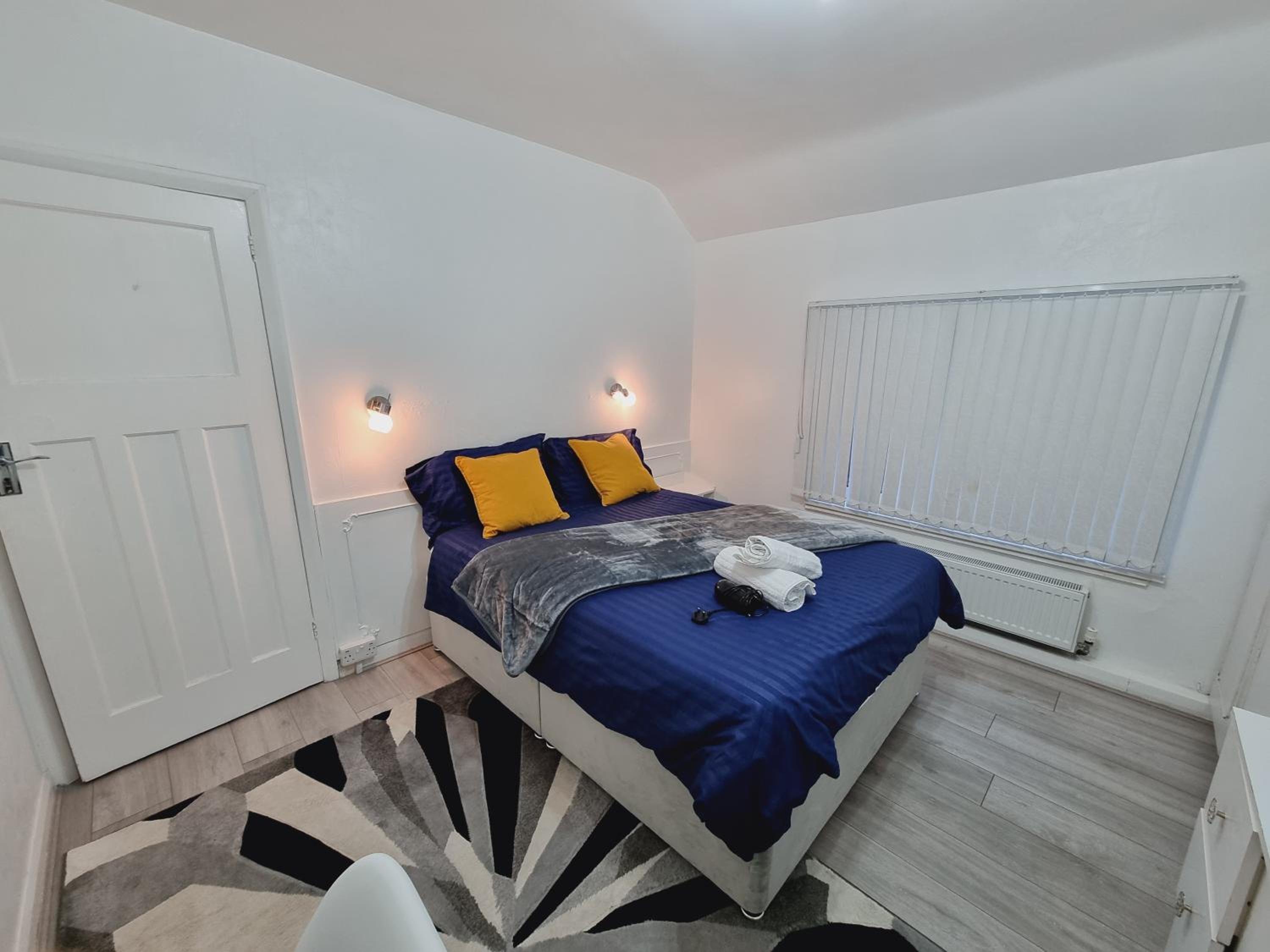 Luxury double bed with Private Bathroom, NETFLIX, work space and WiFi view 3