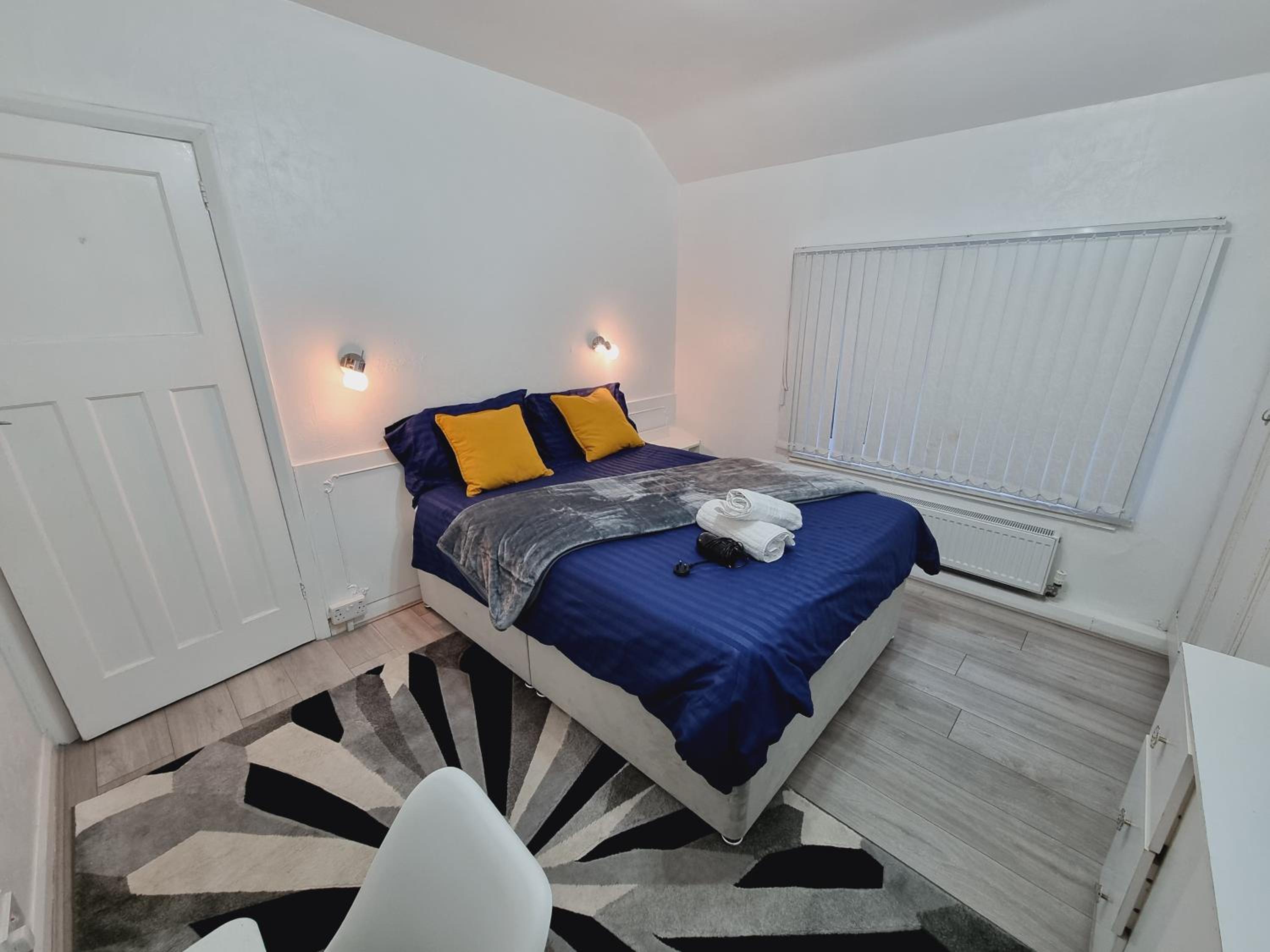 Luxury double bed with Private Bathroom, NETFLIX, work space and WiFi view 4