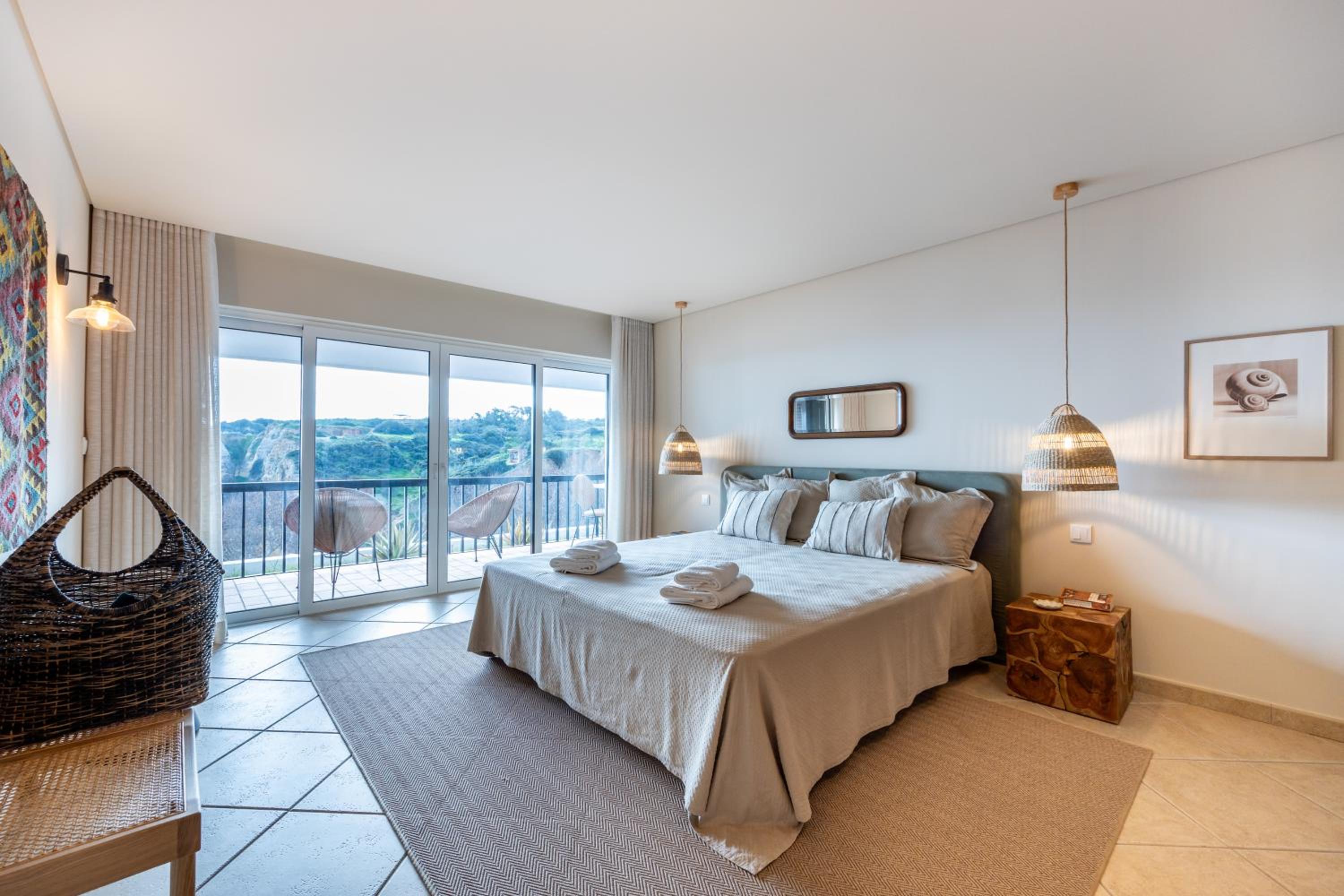 Stuning Views 2BR Apt, Beach access, Parking view 2