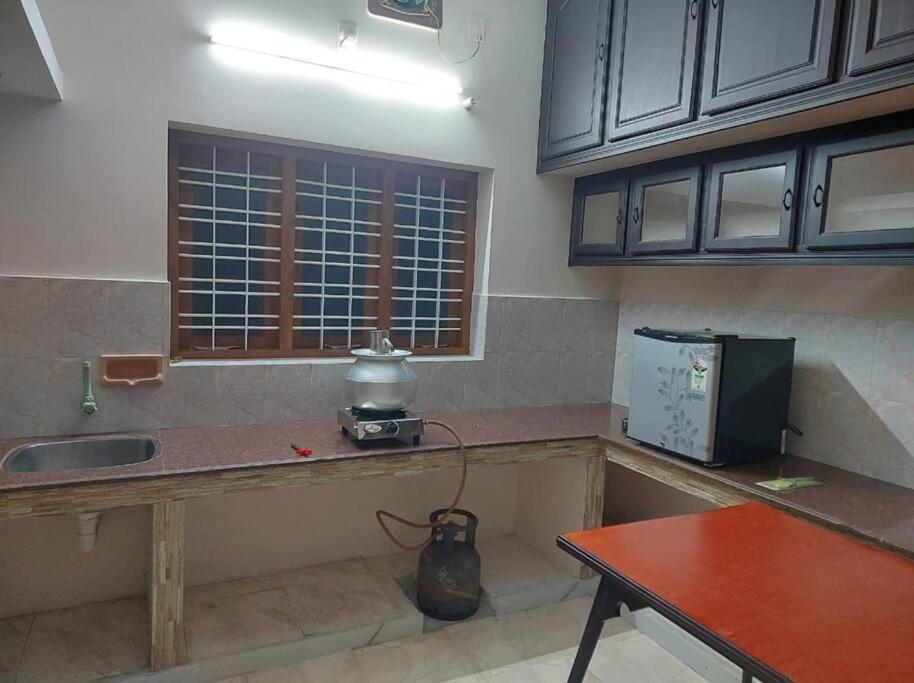 Guruvayur Homestay - 2 AC Bedrooms, Hall & Veranda view 3
