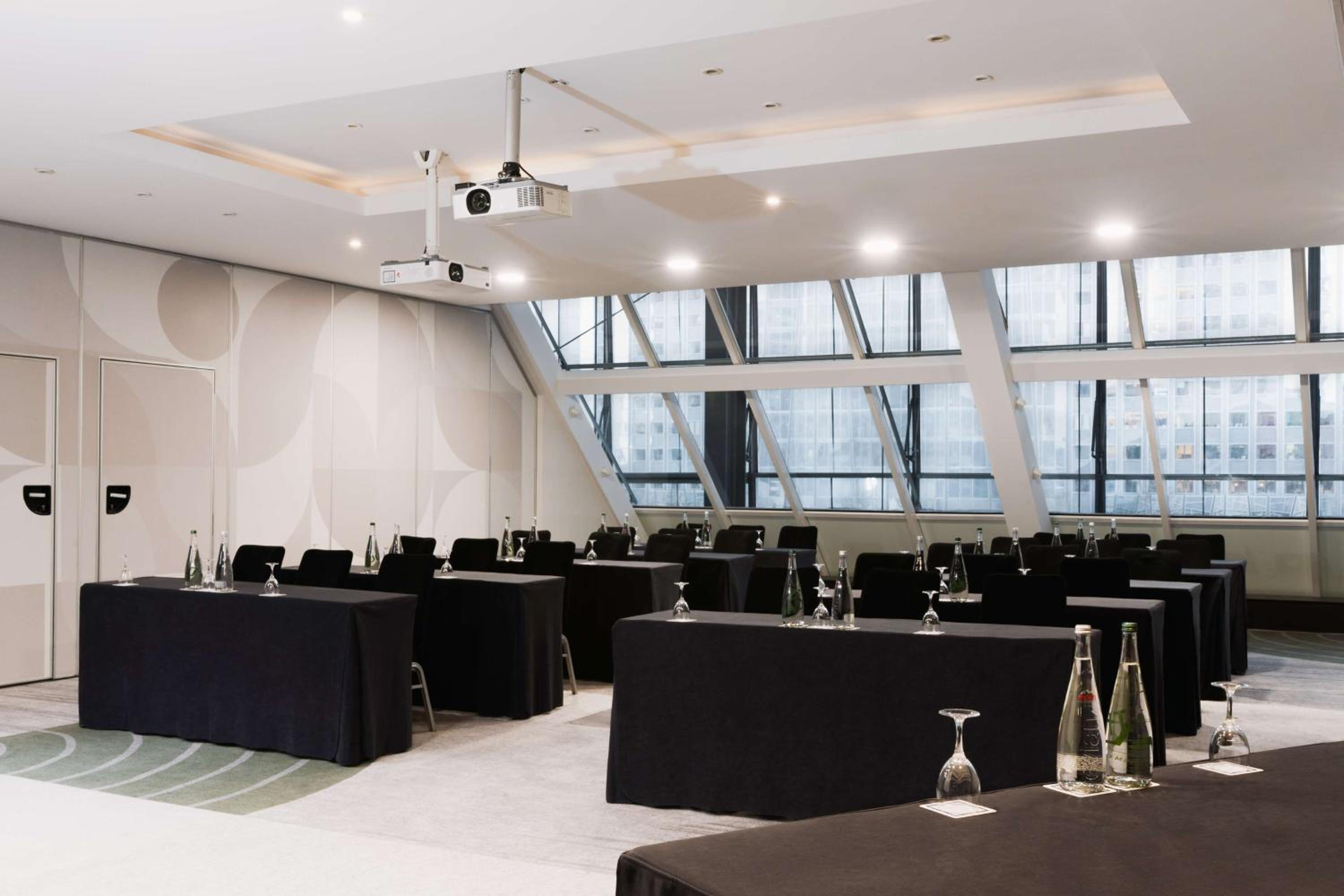 Puteaux Vacations - Hilton Paris La Defense - Property Image 1