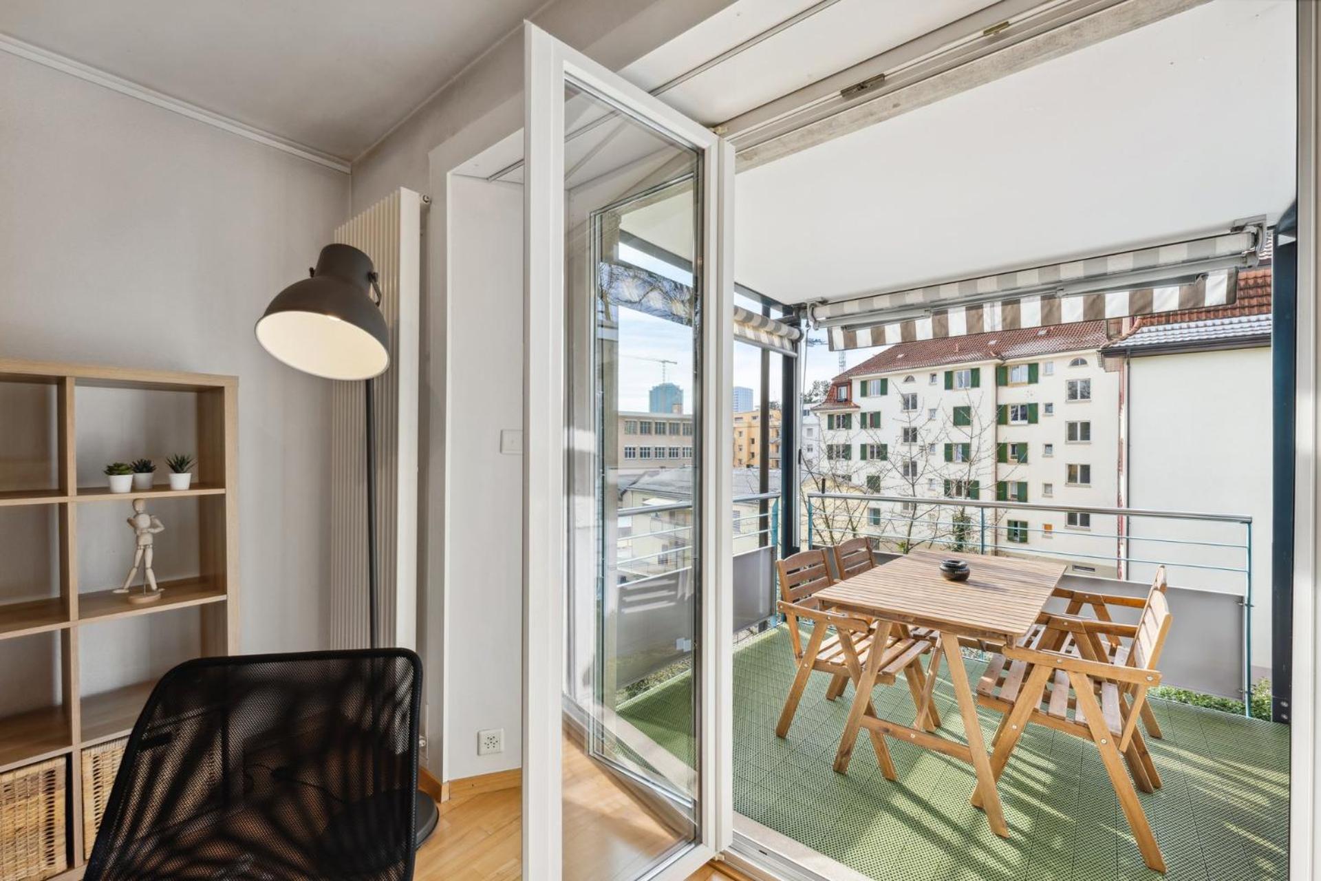Comfortable stay in Oerlikon 20 minutes away from Zurich Airport