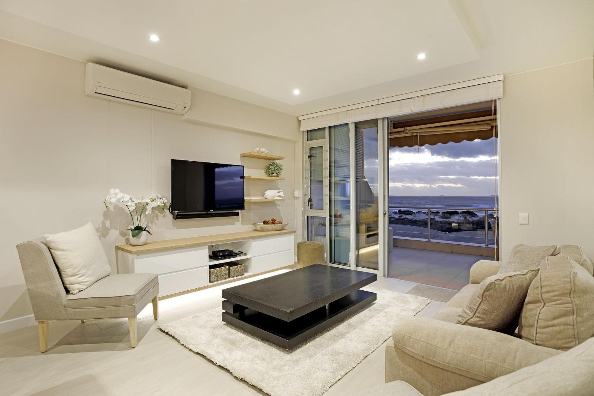 Dolphin Beach H106