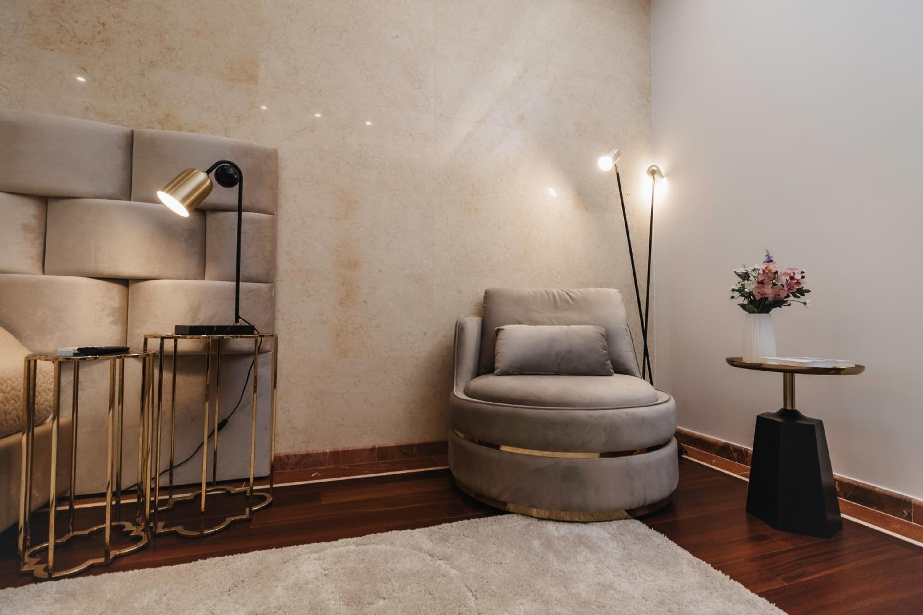 16 EXECUTIVE SUITES