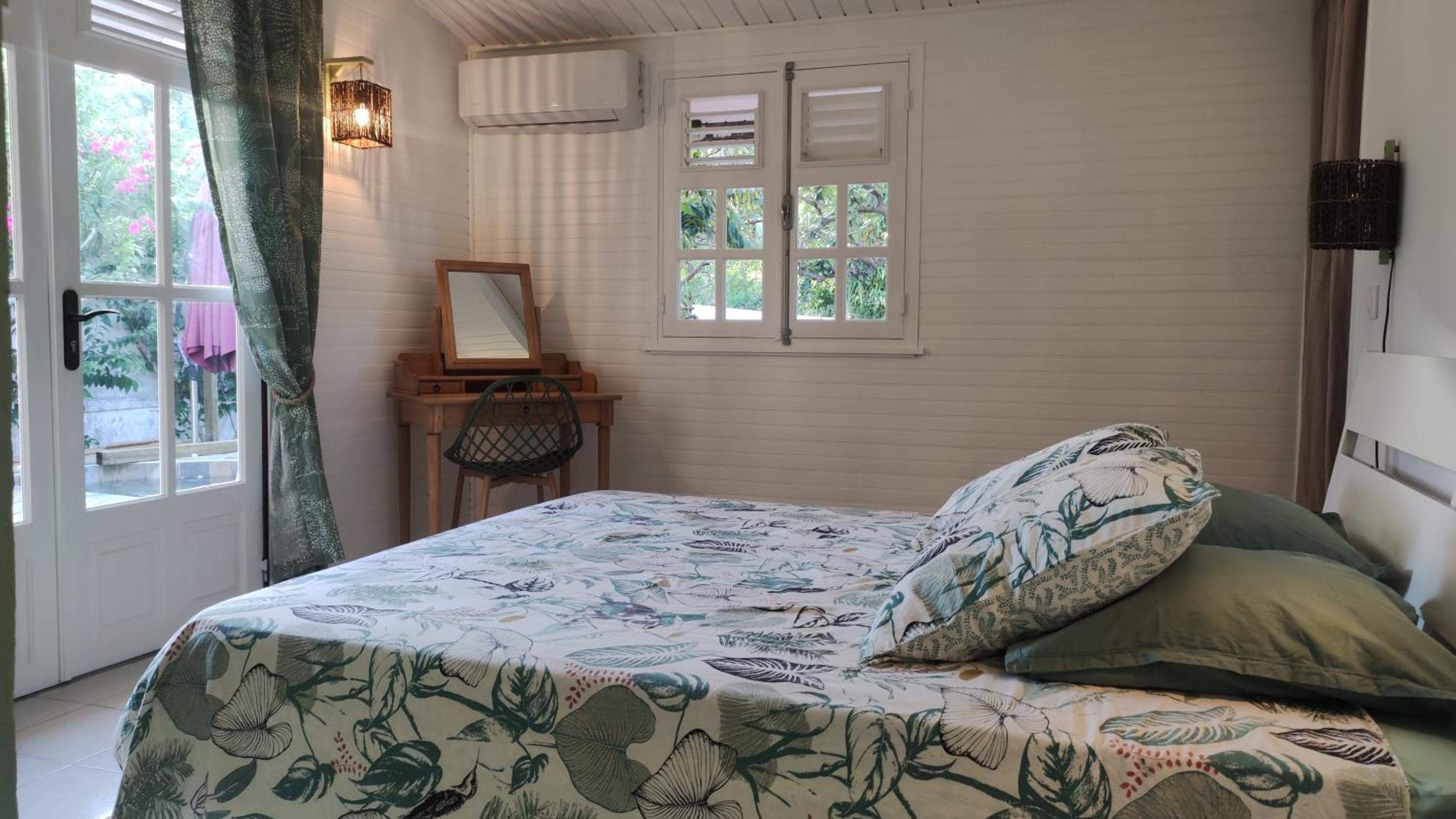 Les Coulirooms - Suite avec jacuzzi et grande terrasse view 2