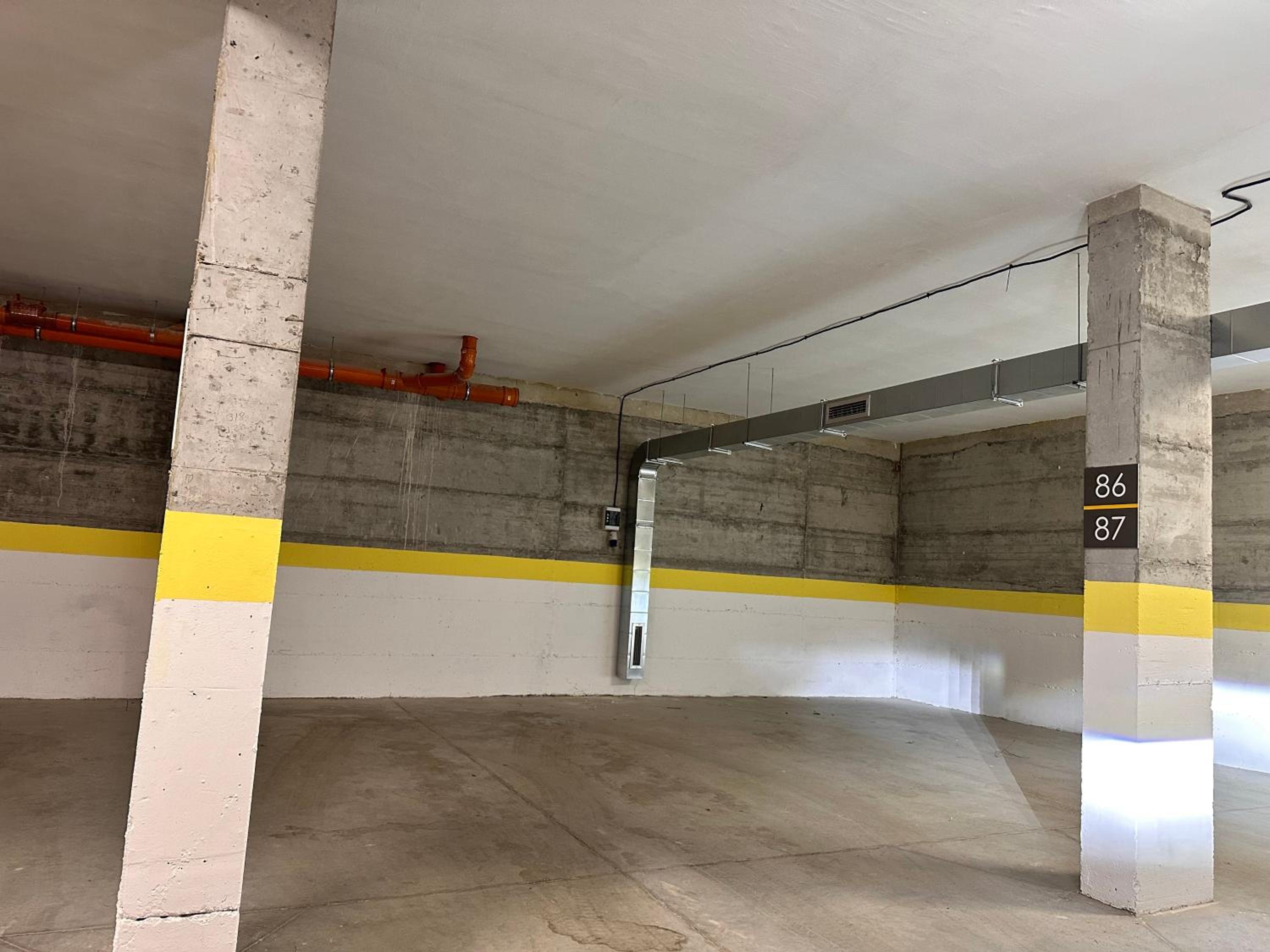 New Modern & Cozy apartment with FREE Private parking and EV charging station