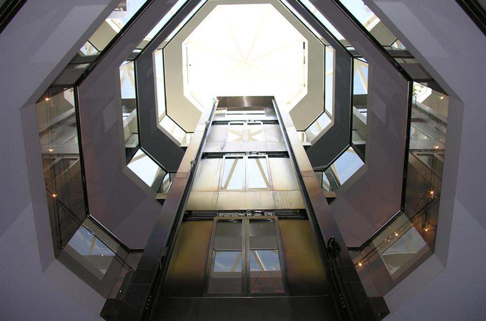 Shared apartment in former hotel, near train station, fully equipped kitchen with washer-dryer
