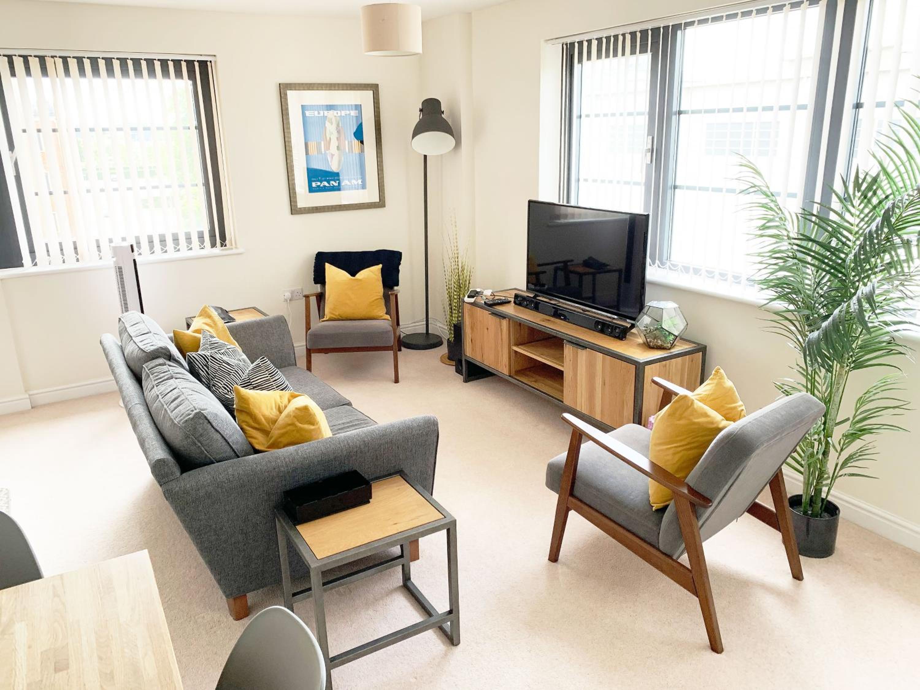 Travaal.©om - 2 Bed Serviced Apartment Farnborough view 2