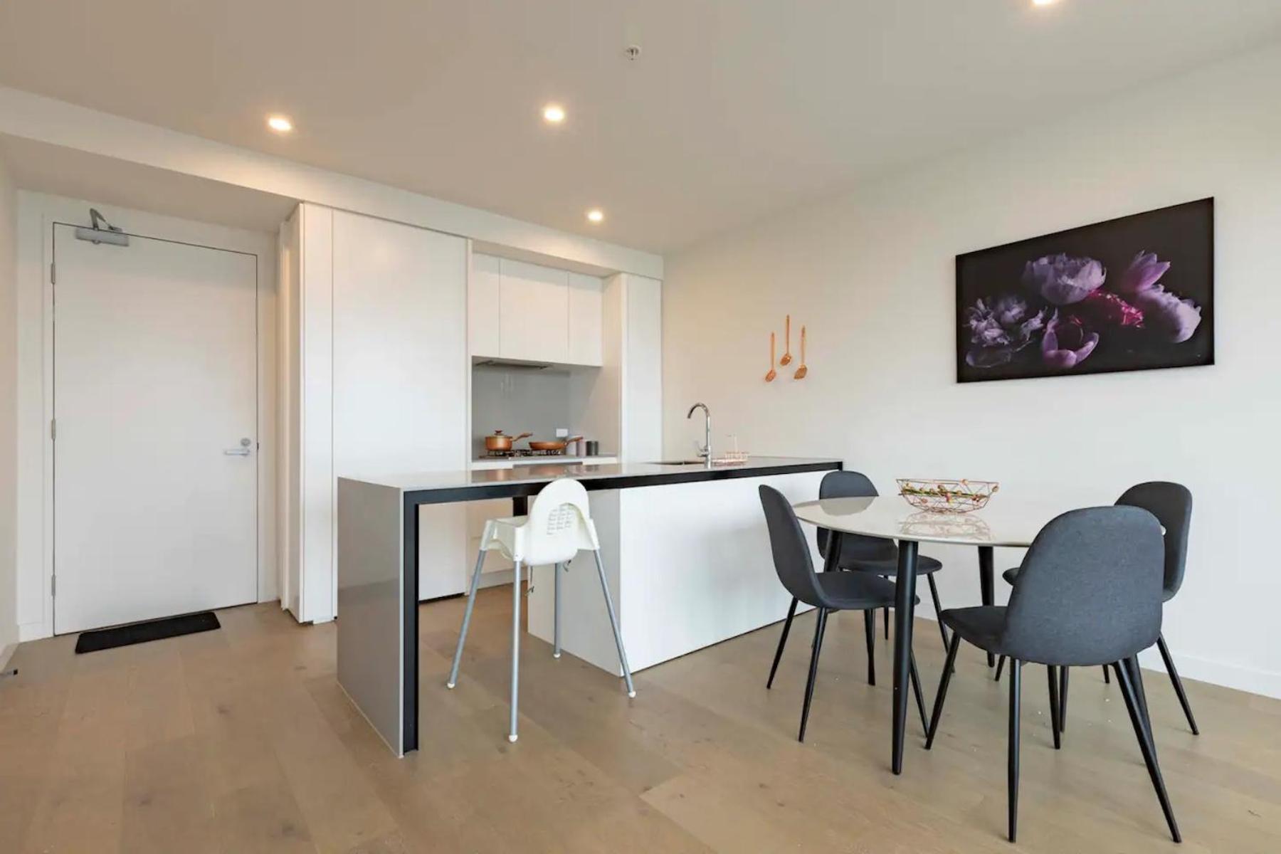 1 BRM 1 BATH, South Melbourne, Spacious, Balcony